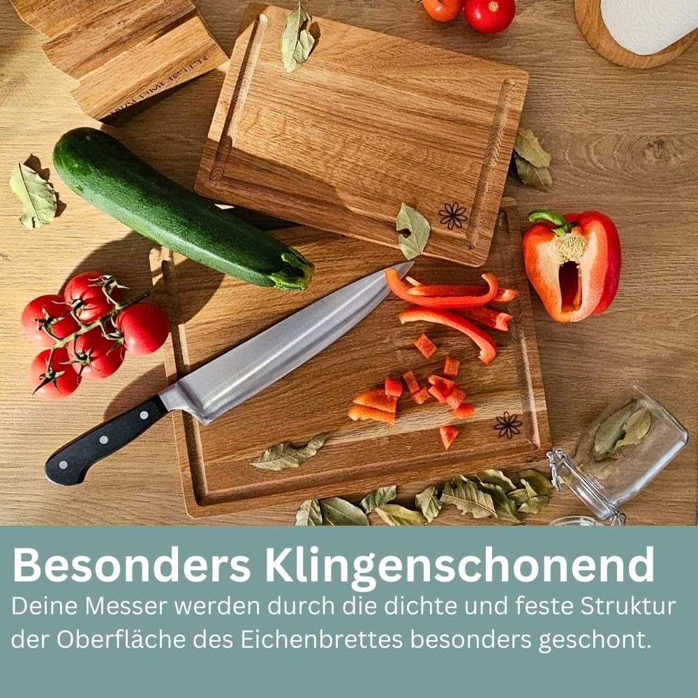 Waldmeister Schneidebrett 2er Set aus massiver Eiche (33x24/26x18cm) - Eichenbrett mit Saftrille - Holzbrettset mit passender Halterung - perfekt für deine Küche