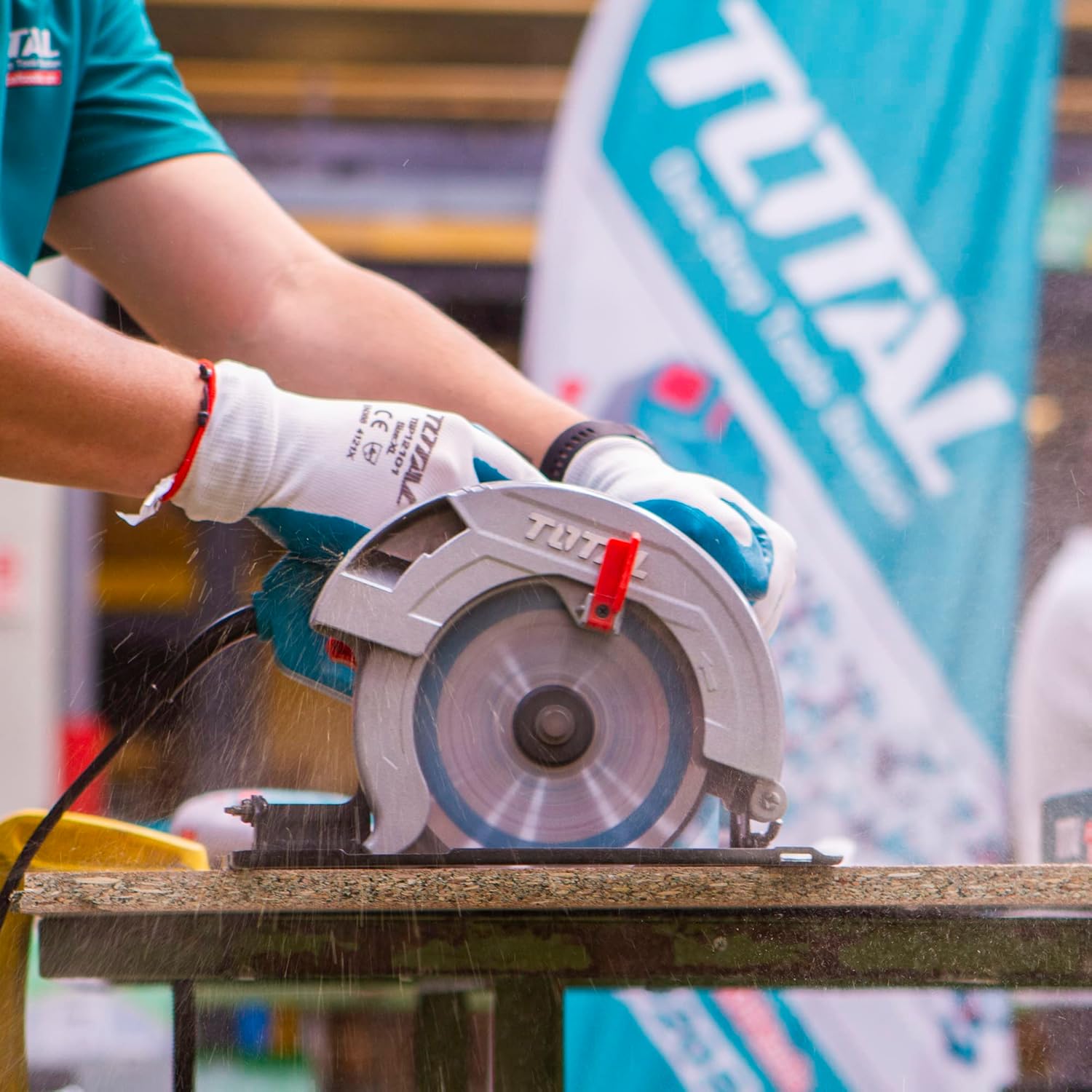 Totalrundsav i aktion, saver træ