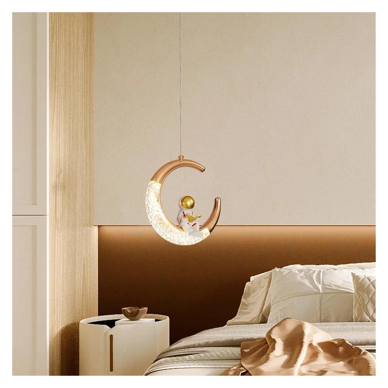Lustre astronaute doré pour apaiser les nuits de votre fils avec une douce lumière lune