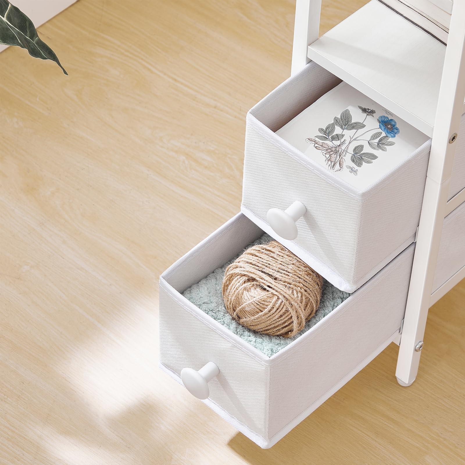 HOOBRO Tavolino Stretto con Stazione di Ricarica, Cassetti in Tessuto, Comodino Sottile con Ripiani Portaoggetti, per Soggiorno, Camera da Letto, Piccoli Spazi, Bianco EWT132CBZ01