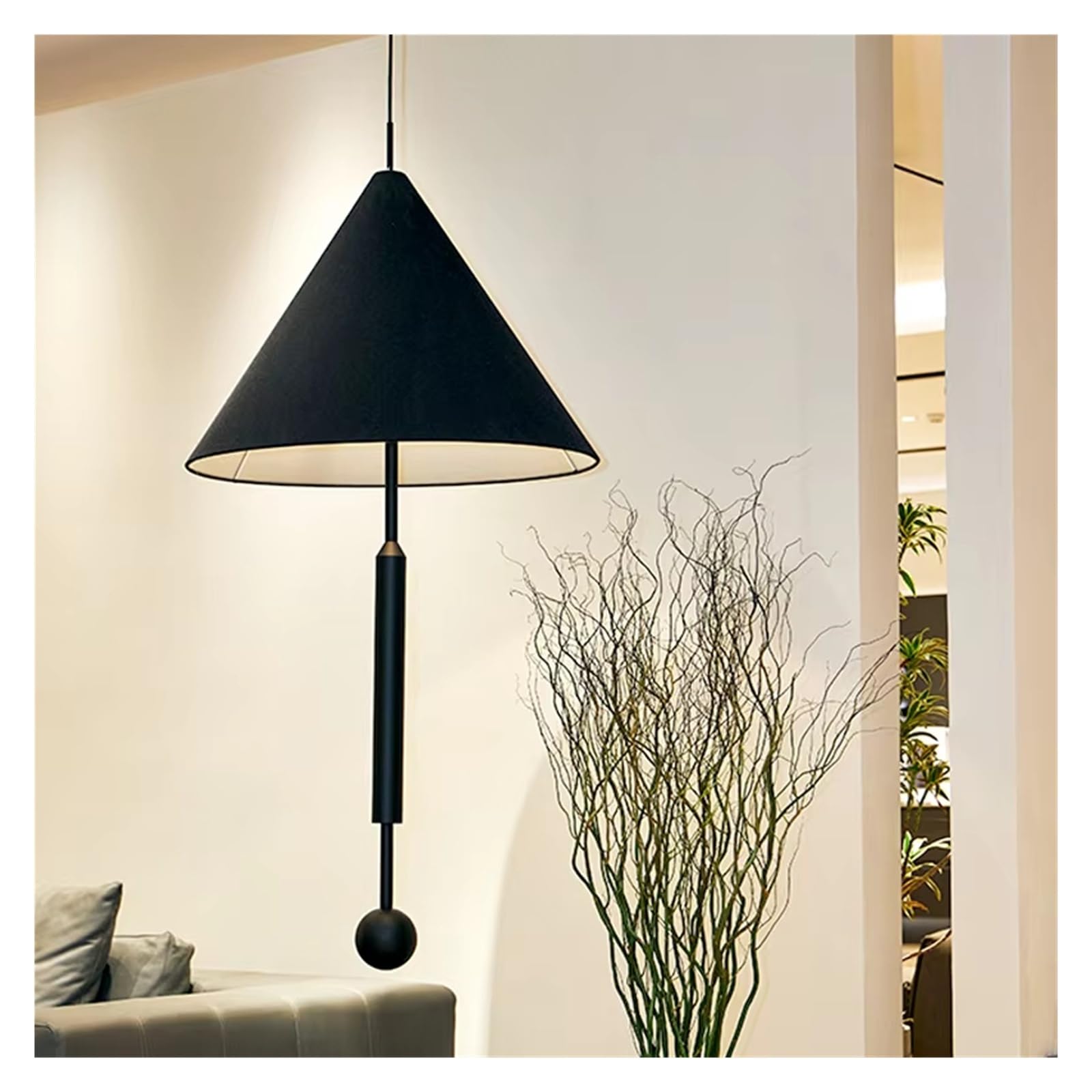 Éclairage intérieur créatif avec cette suspension minimaliste noire de chevet D35cm