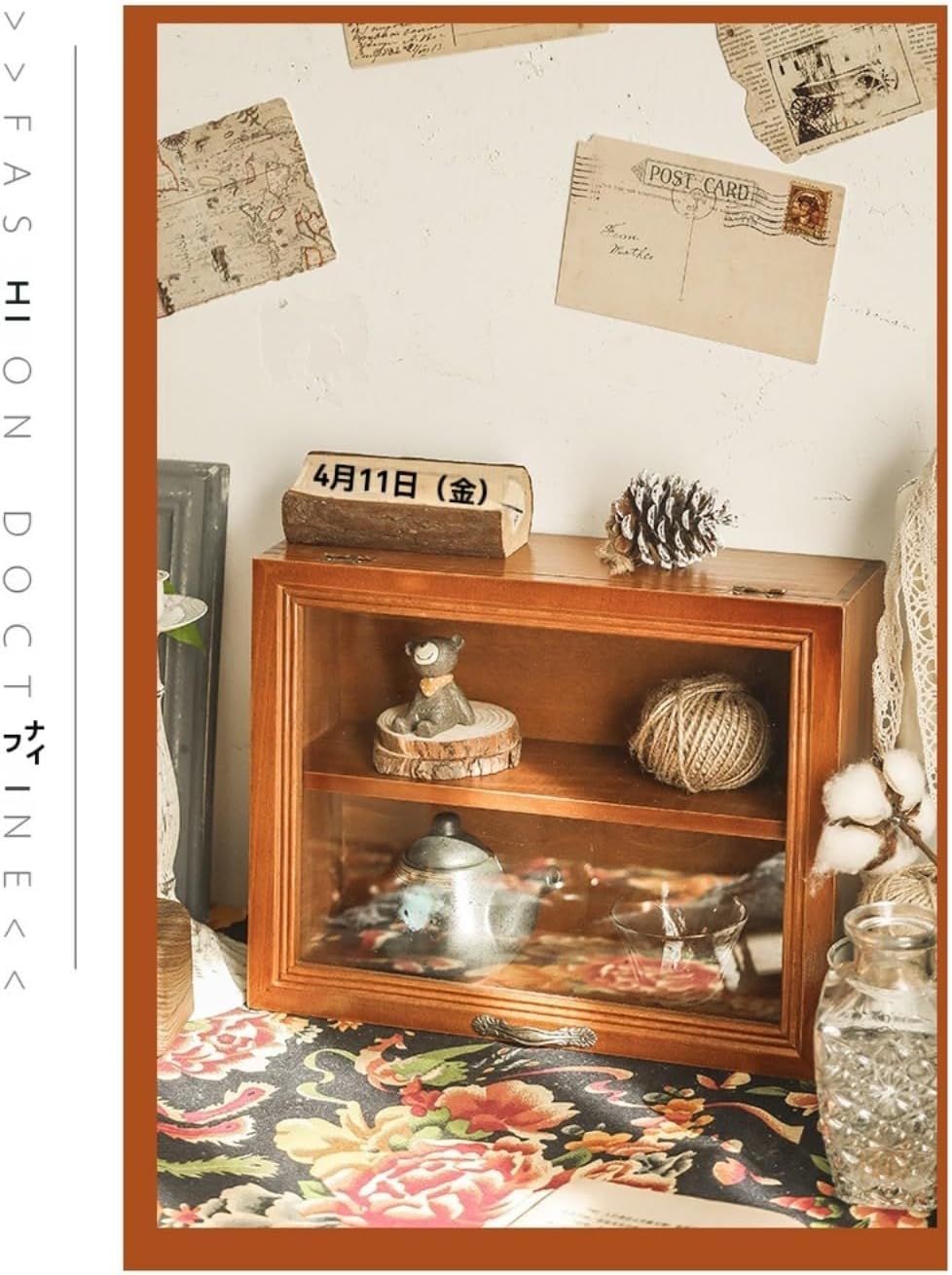 レトロなスタイルの木製収納キャビネット。無垢材を使用し、環境に優しい水性塗料で塗装し、手作業で磨き上げられた繊細な質感が特徴です。フ