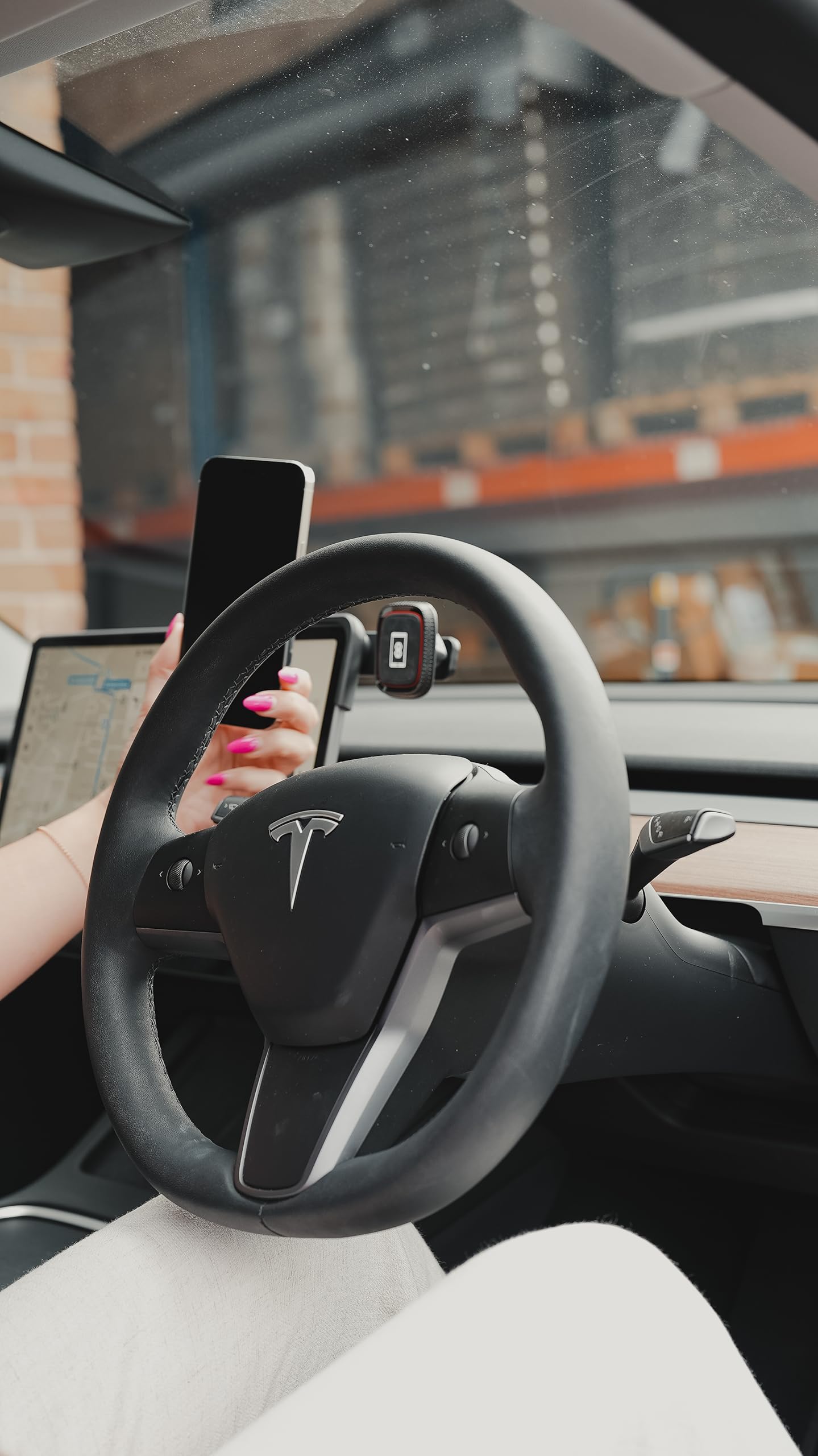 Uchwyt do telefonu Tesla MagSafe uchwyt samochodowy kompatybilny z modelami 3 / Y/S (2021) / X (2021) kompatybilny ze wszystkimi telefonami iPhone 16, 15, 14, 13 i iPhone 12