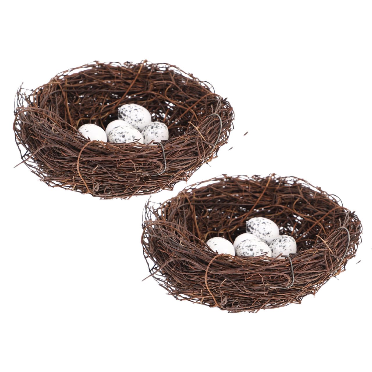 Nidos de pájaros artificiales con huevos para una decoración rústica de Pascua en el jardín