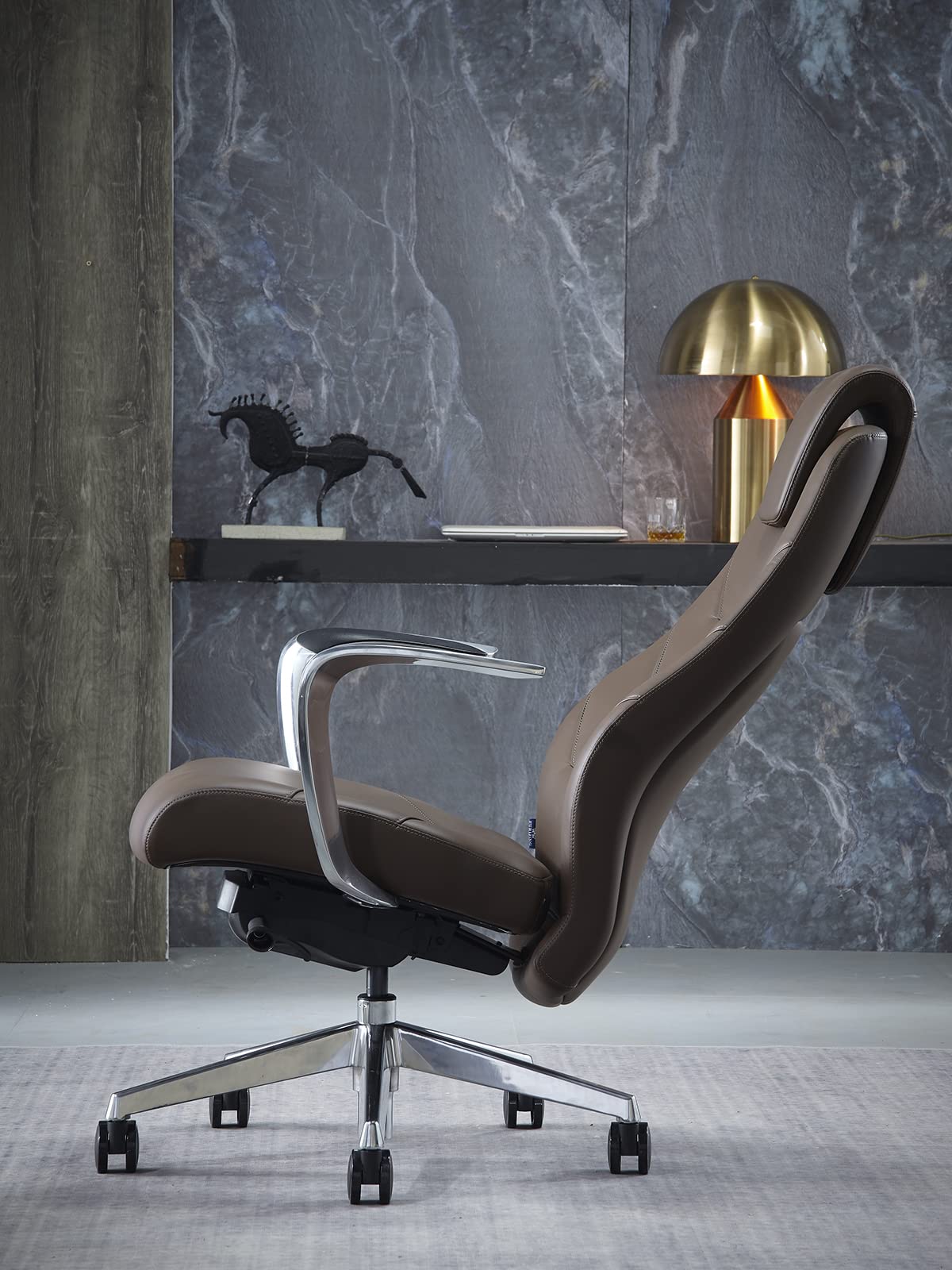 Silla de oficina de piel auténtica con respaldo alto, base giratoria de aluminio, mecanismo reclinable ergonómico, piel auténtica, color marrón oscuro