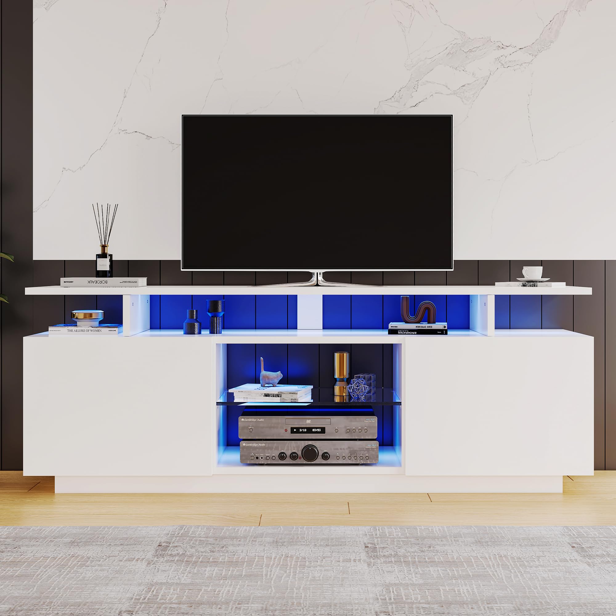 BTM weißer TV-Schrank mit 16-Farbiger LED-Beleuchtung, 1,4 m lang - Stilvoller Aufbewahrungsschrank für 60-Zoll-TV, Lichtleiste, hochglänzende Türblätter mit Glasfächern