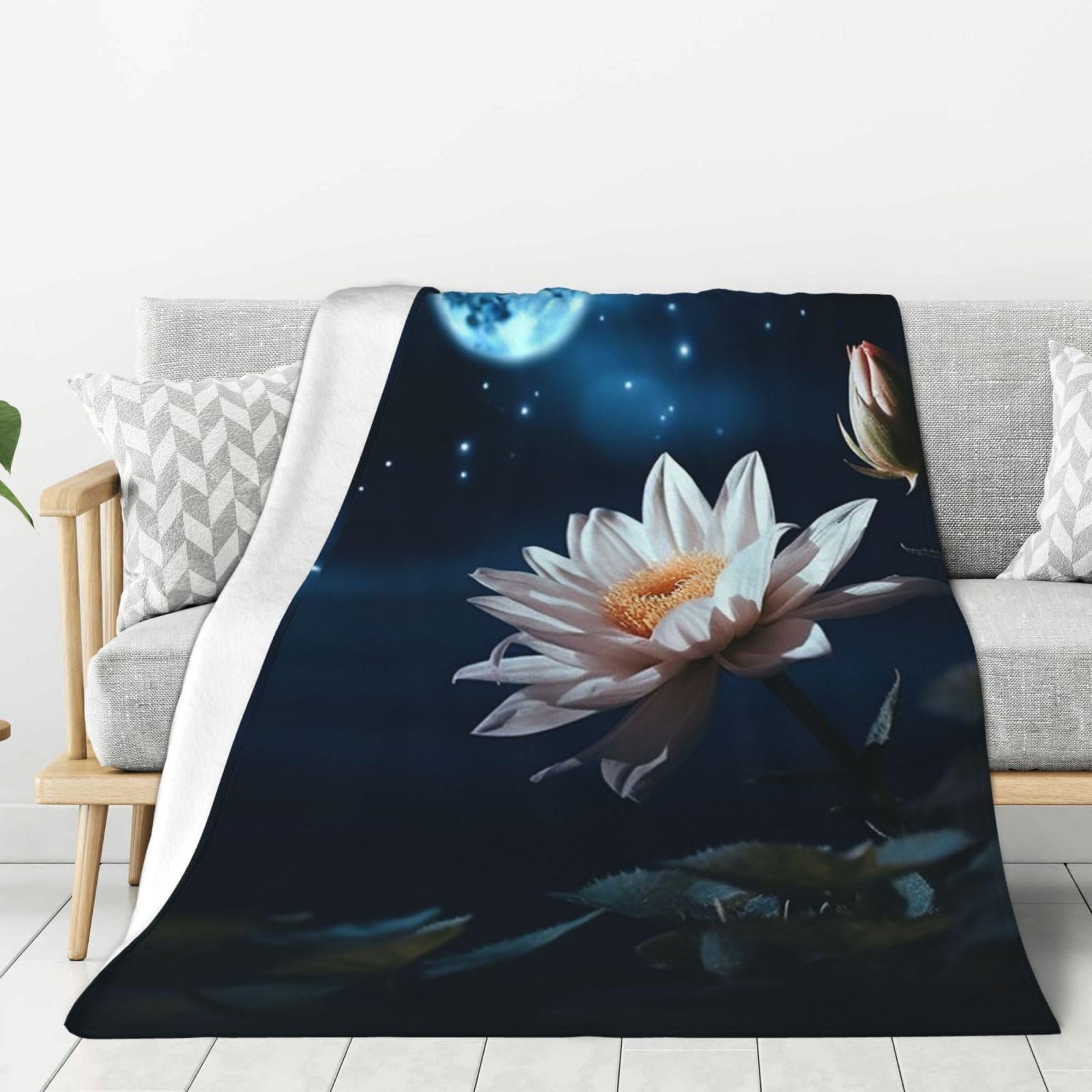 Couverture polaire motif lune pour vos soirées lecture sur le canapé 150x130
