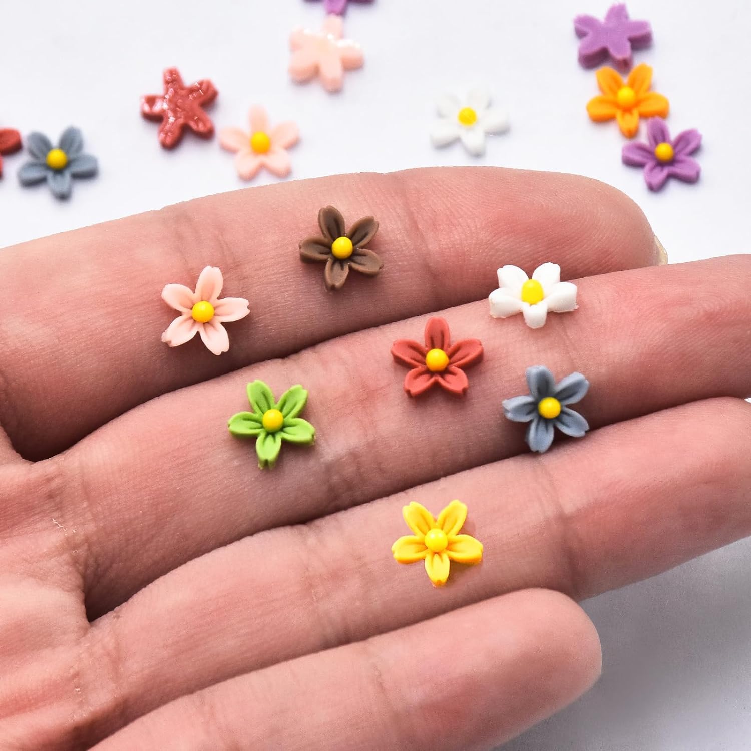 CENPEK 50 stuks platte achterkant hars madeliefjes bloemen madeliefjes bloem epoxy bedels mini versierd madeliefjes kunstmatig met opbergdoos voor doe-het-zelf knutseldoek pennenbox huisdecoratie, 3