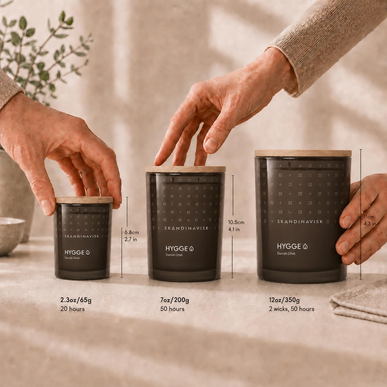 Skandinavisk HYGGE 'Gemütlichkeit' Mini Duftkerze. Duftnoten: Schwarzer Tee und Minzeblätter, getrocknete Äpfel und ein Hauch von Zimt. 65 g.