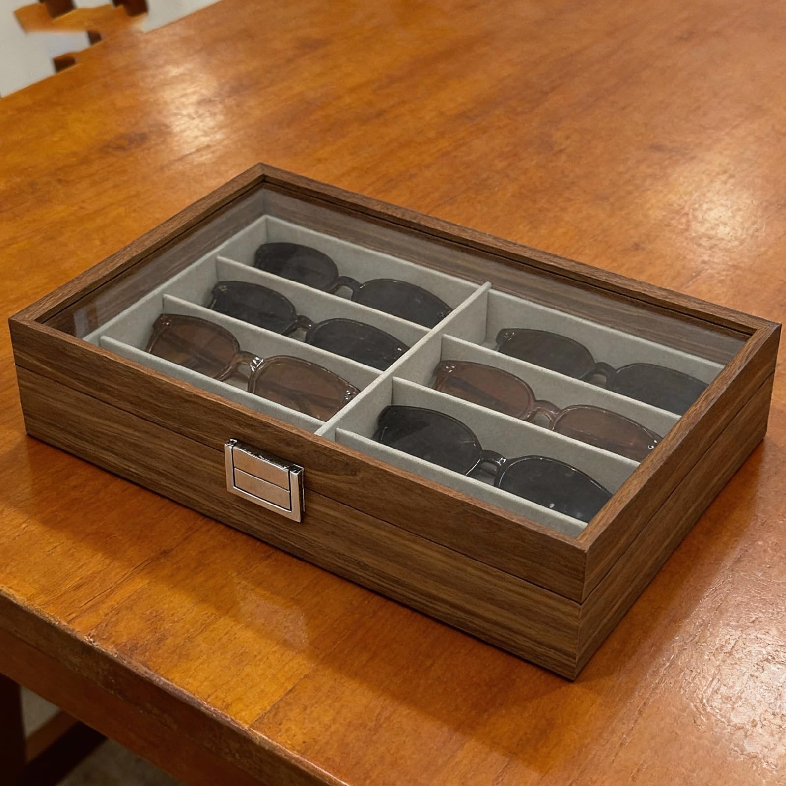 Funktionaler Sonnenbrillen-Organizer mit 8 Schlitzen aus Holz mit grauem Filzfutter, transparente Abdeckung für elegantes Display, Schnellzugriff-Organizer