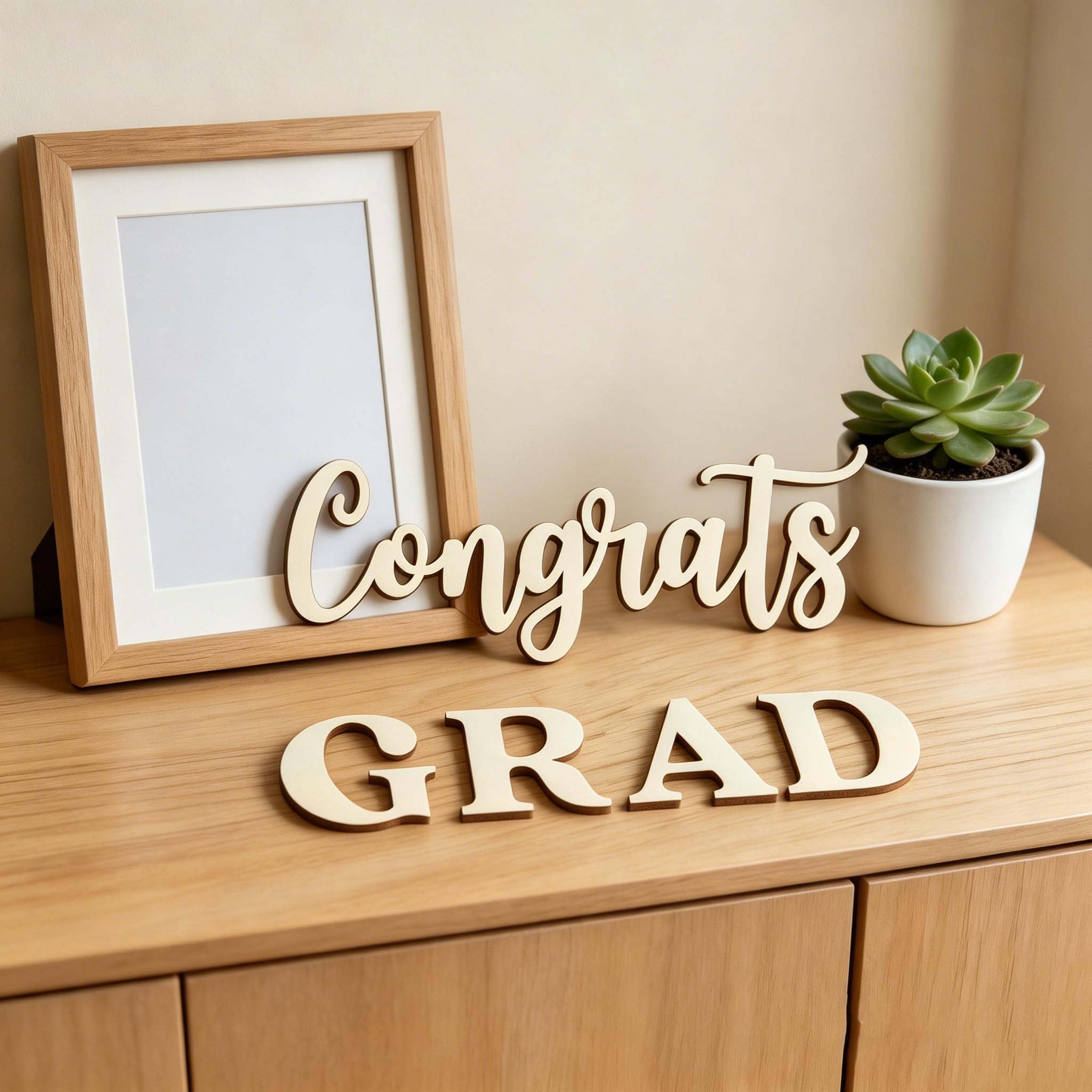 Drewniany znak 'Congrats Grad' na tło, dekoracja łuku balonowego na przyjęcie z okazji ukończenia szkoły, liceum, uczelnia, ukończenie szkoły, uroczystości, dekoracje imprezowe