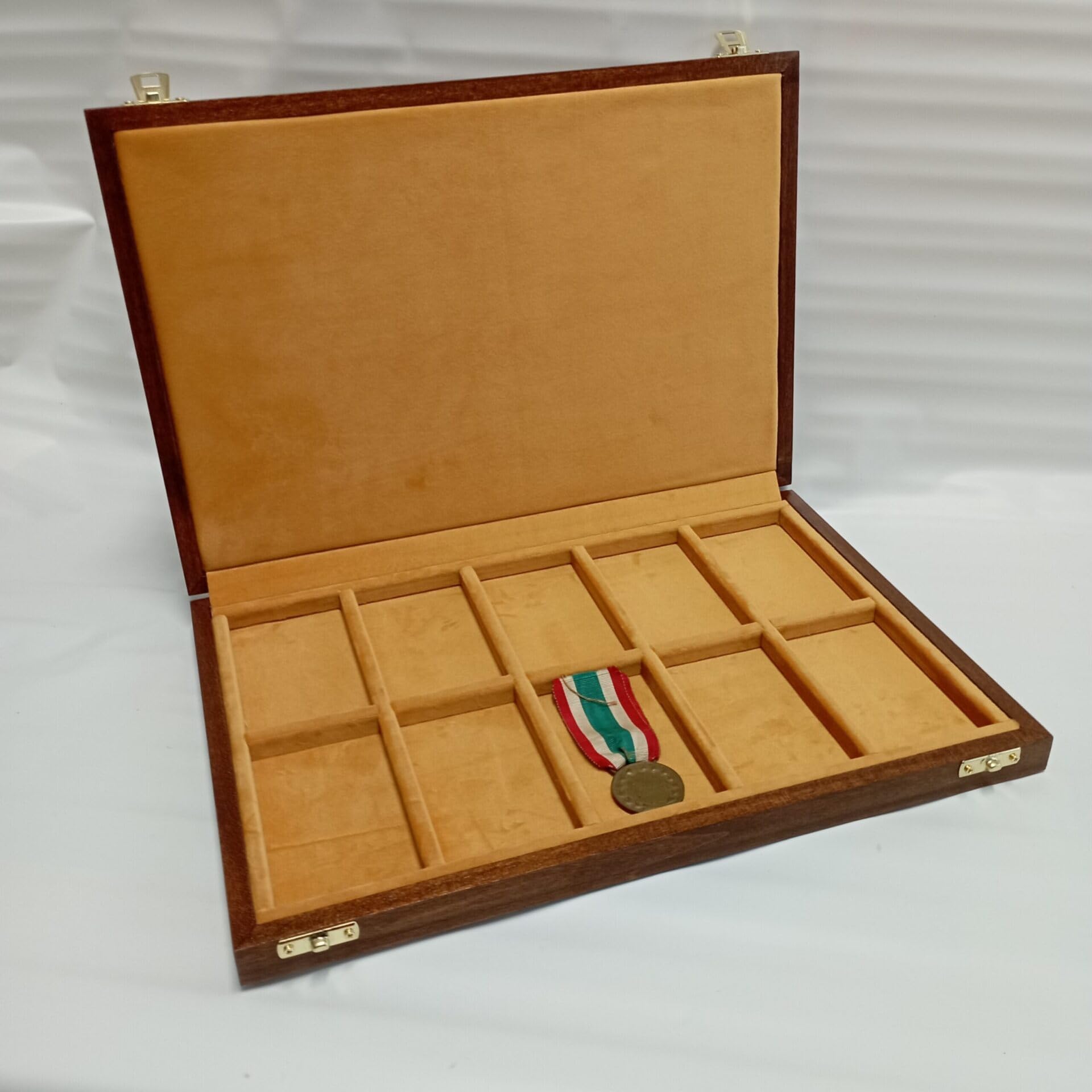 Personalisierte Medaillenbox aus Holz mit Samteinlage – Gravur nach Wunsch – Handgefertigte Vitrine für Medaillen, Münzen & Auszeichnungen