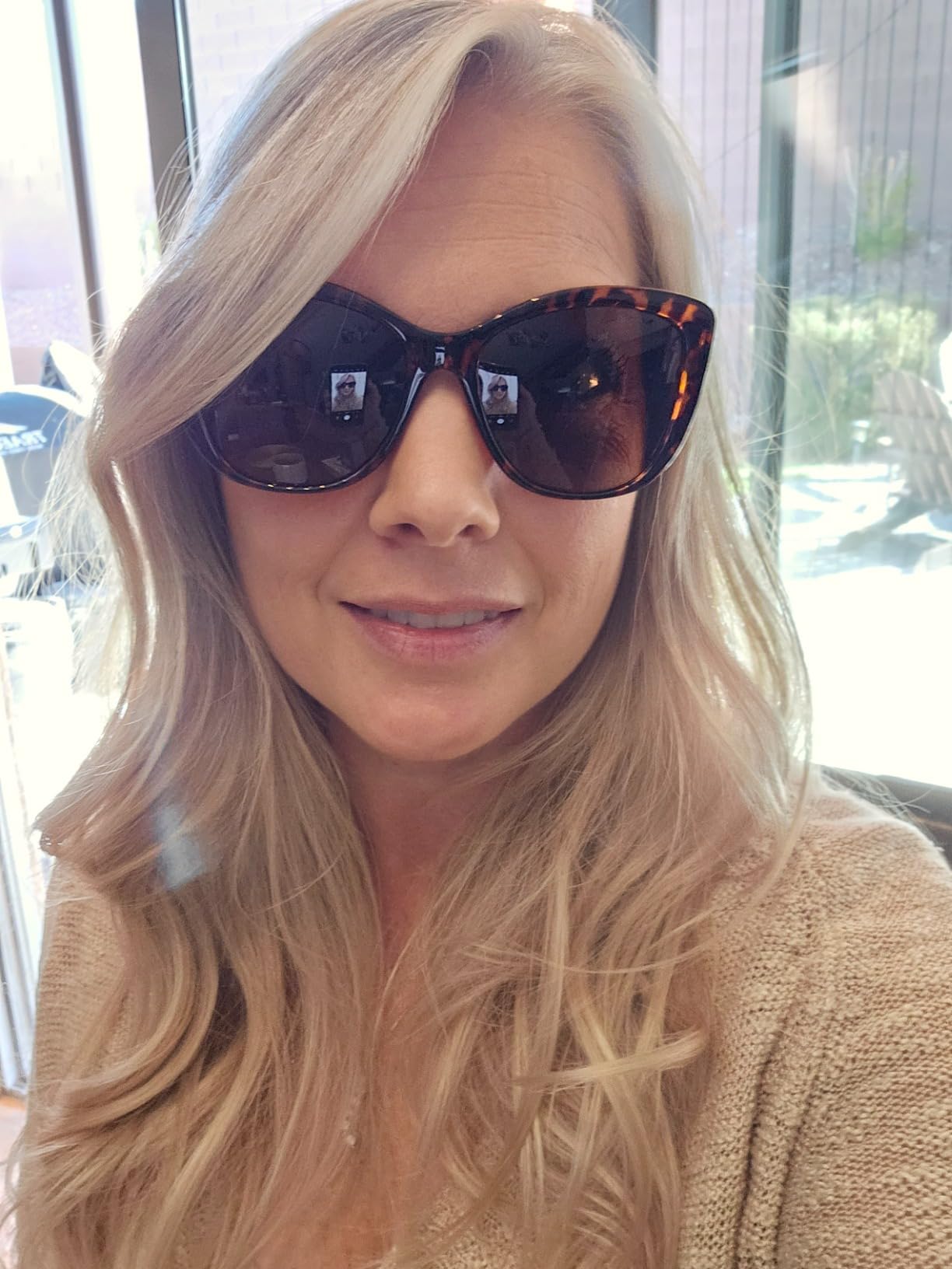 Tortoiseshell vintage cat-eye glasses look