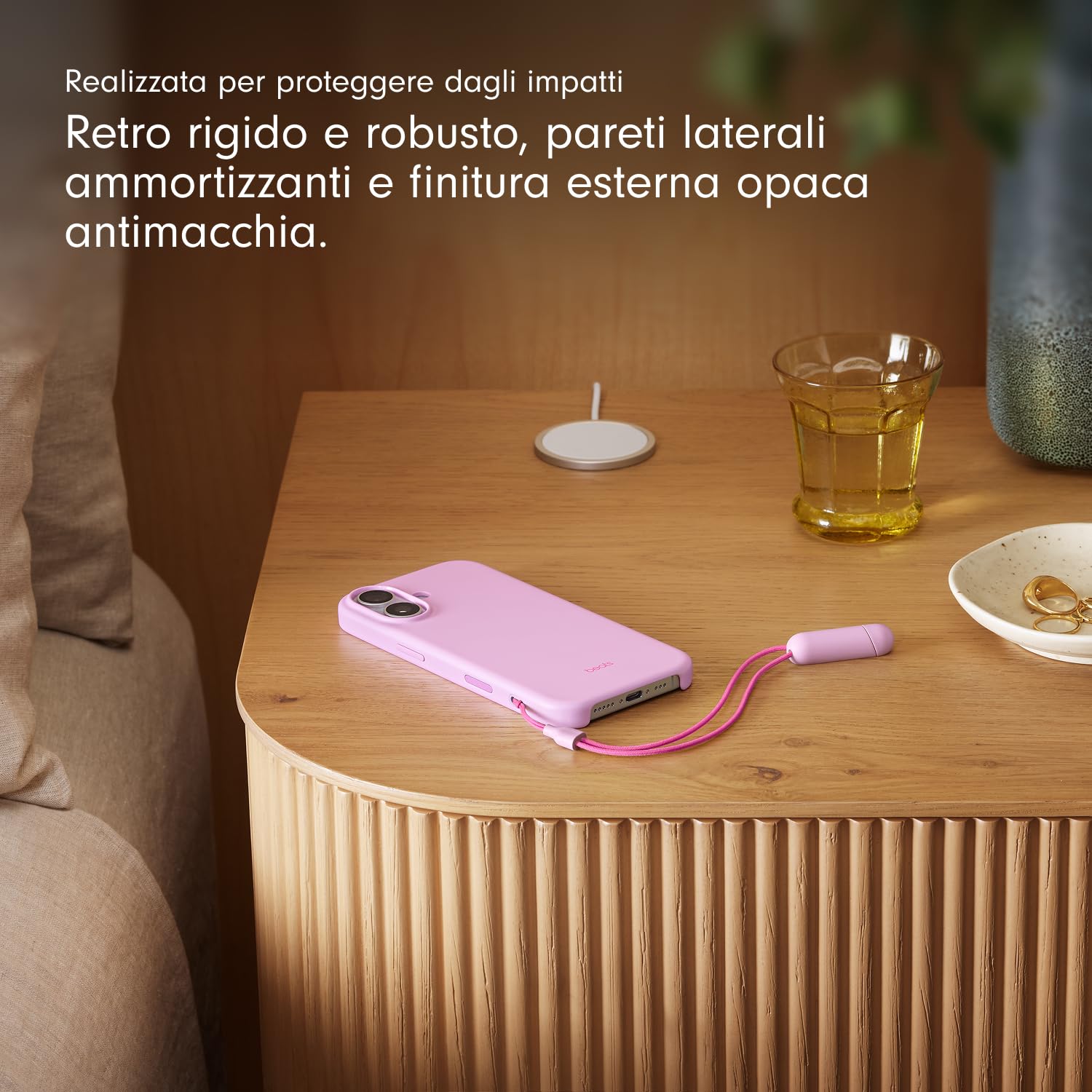 Beats Custodia Cavalletto per iPhone 17 con MagSafe e Controllo fotocamera, cordino che funge da supporto integrato, finitura opaca, fodera in microfibra – Rosa ciottolo