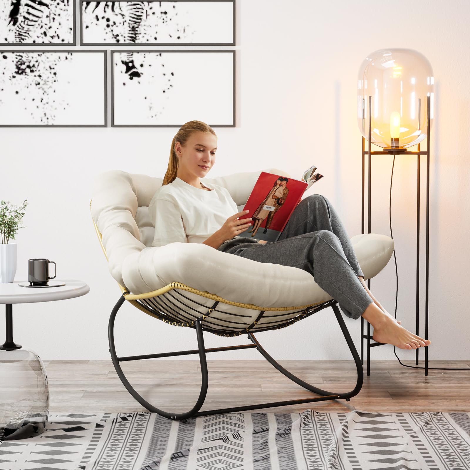 Mecedora, Sillón Mecedor Ergonómico Extra Grande, Mecedora de Ratán, Silla Relax con Cojín Extra Grueso, Ideal para Balcón, Jardín y Salón, Capacidad de Carga Hasta 140kg (Beige)