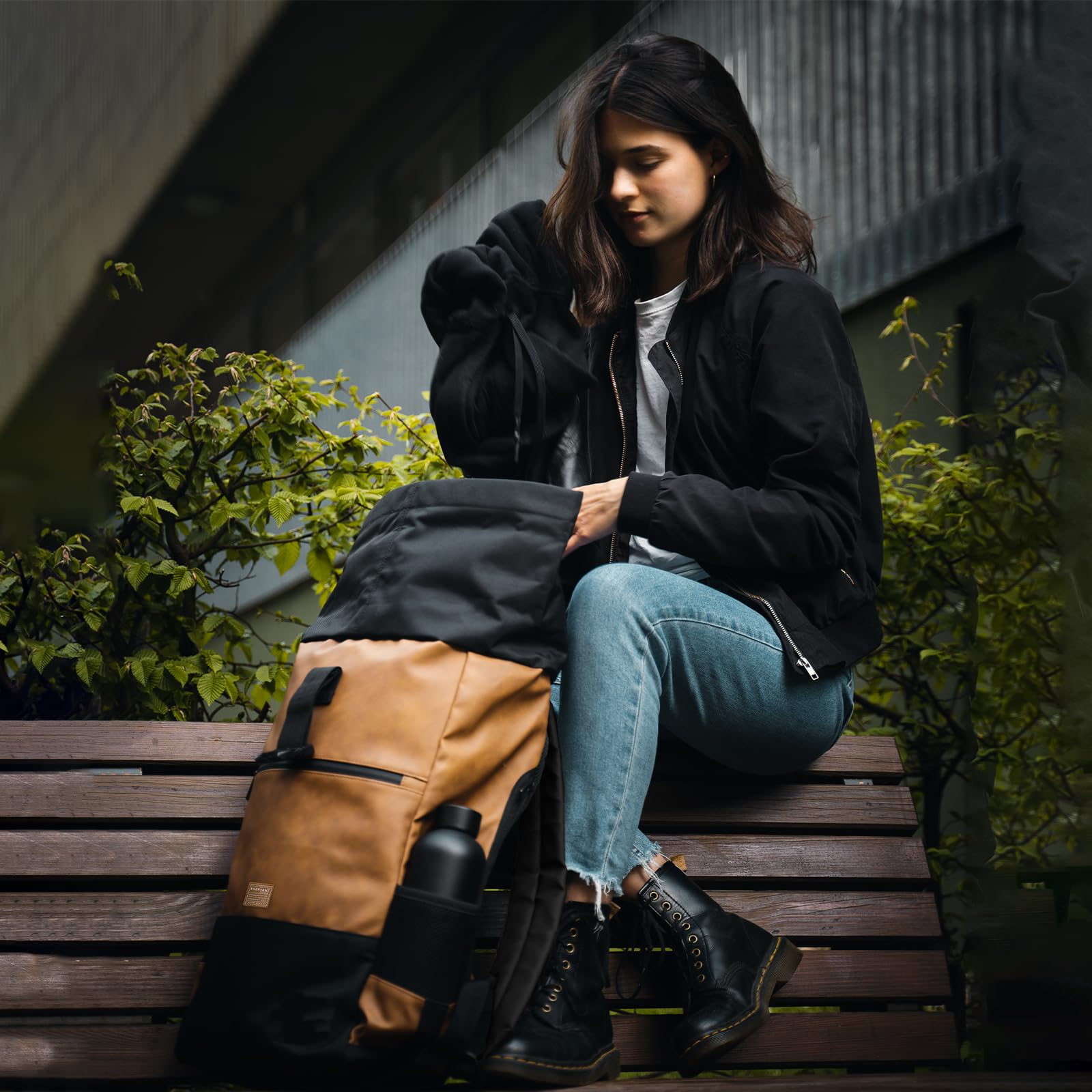 EverVanz Sacs à Dos Homme/Femme pour Ordinateur Portable 17 pouces - Imperméable- port de charge USB - Zip d’Accès Rapide - Roll Top - Résistant à l'eau - Loisirs/Affaire/Scolaire/Voyage/Randonnée