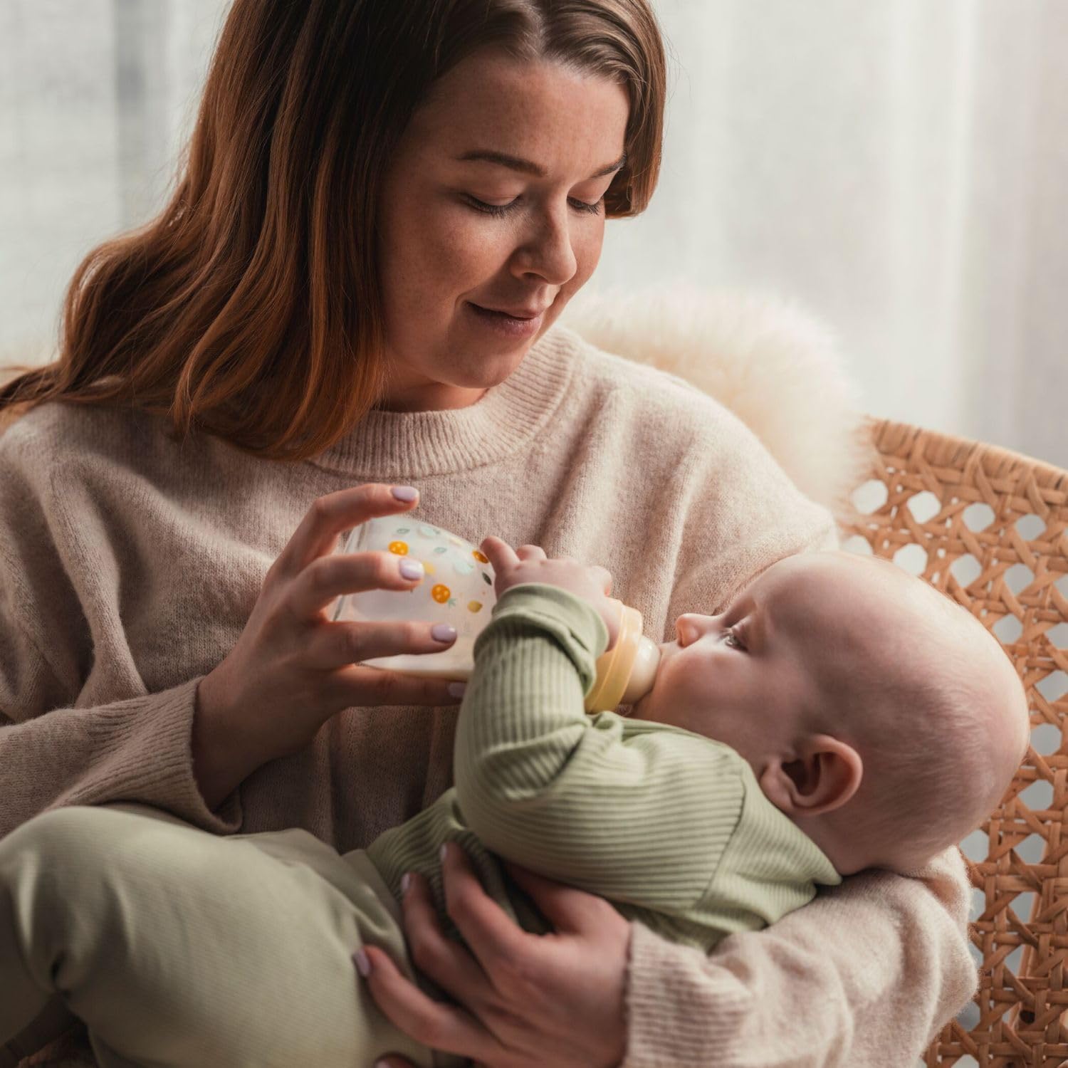 MAM Biberon Feel Good 260 ml, Biberon vetro pregiato resistente alle alte temperature, Accessori neonati ergonomici per uso quotidiano e allattamento misto con morbida tettarella misura 2, Neutro