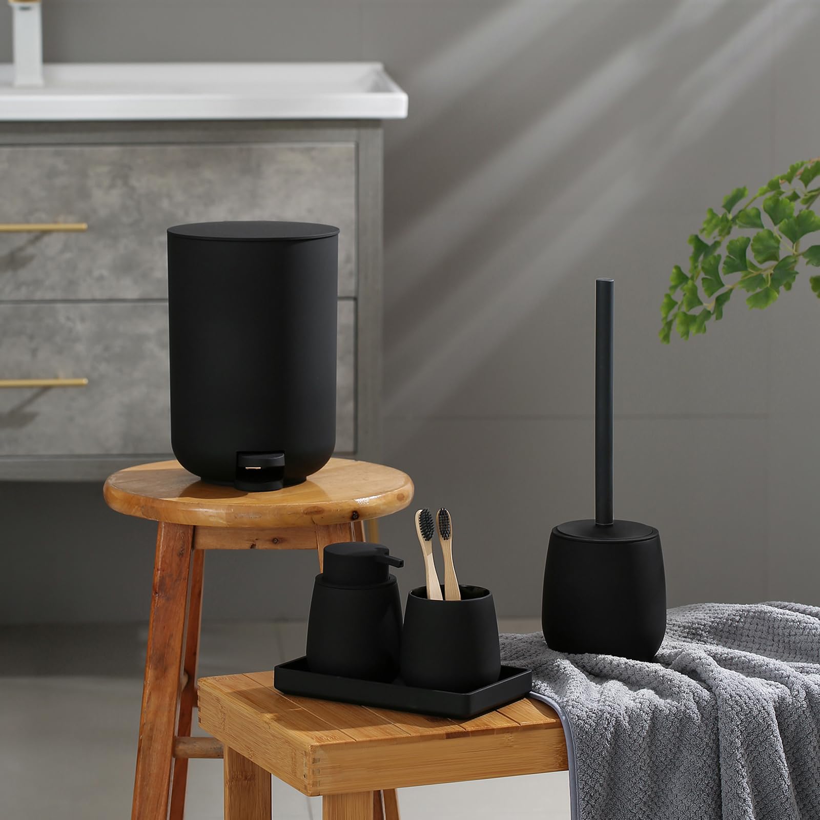 Ensemble Accessoire Salle de Bain Noir, Decoration Salle de Bain avec Distributeur Savon, Porte-Brosse à Dents, Poubelle, Brosse WC et Support, Plateau (Noir)