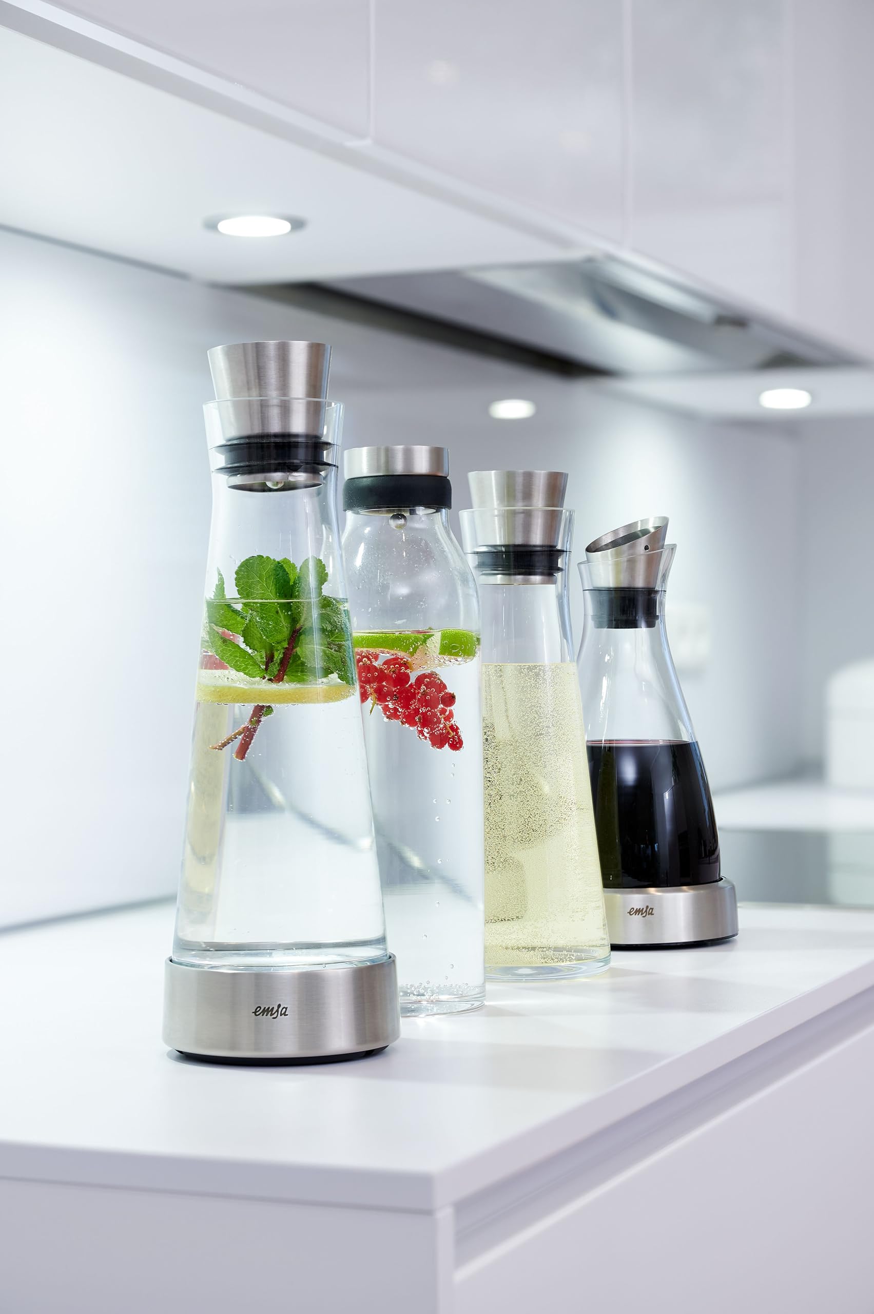 Emsa 515675 Flow Slim Glaskaraffe | 1 Liter | Automatische Verschlussklappe | Edelstahl |10.5 x 10.5 x 37.5 cm