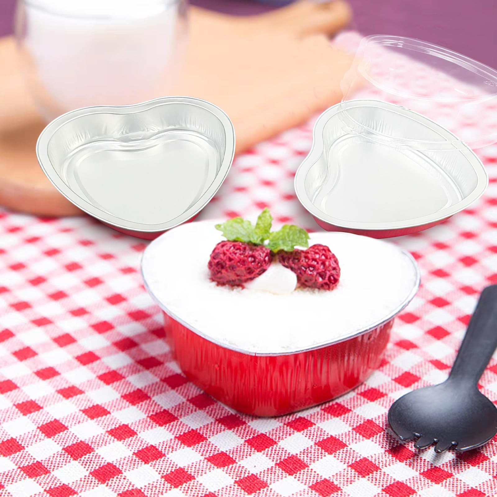 18 moldes grandes de aluminio en forma de corazón con tapas transparentes, 225 ml, desechables, moldes para tartas de corazón, moldes para hornear cupcakes, latas, recipientes de ramequines para el