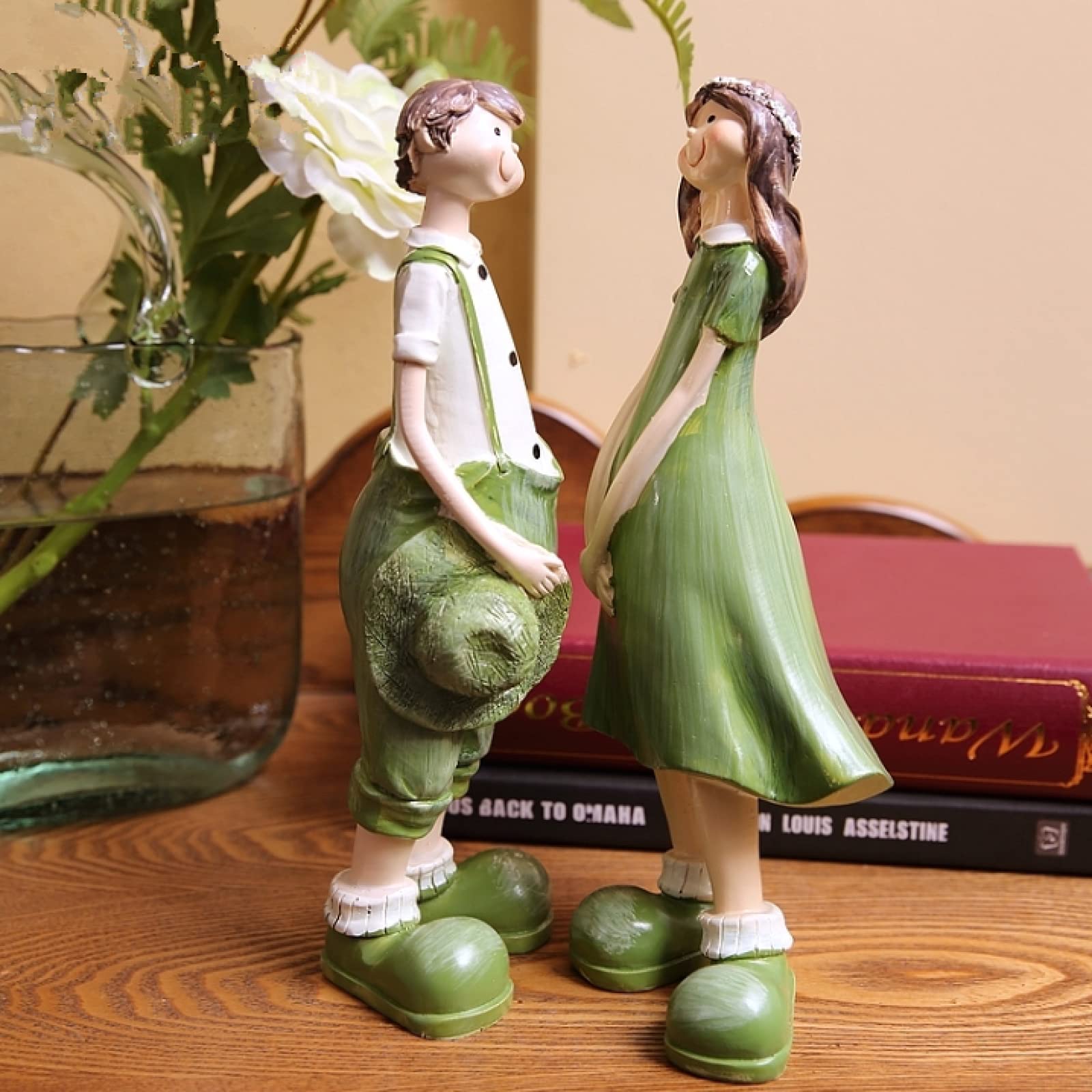 Una giovane coppia in abiti verdi una casa soggiorno camera da letto veranda studio ufficio decorazione desktop regalo