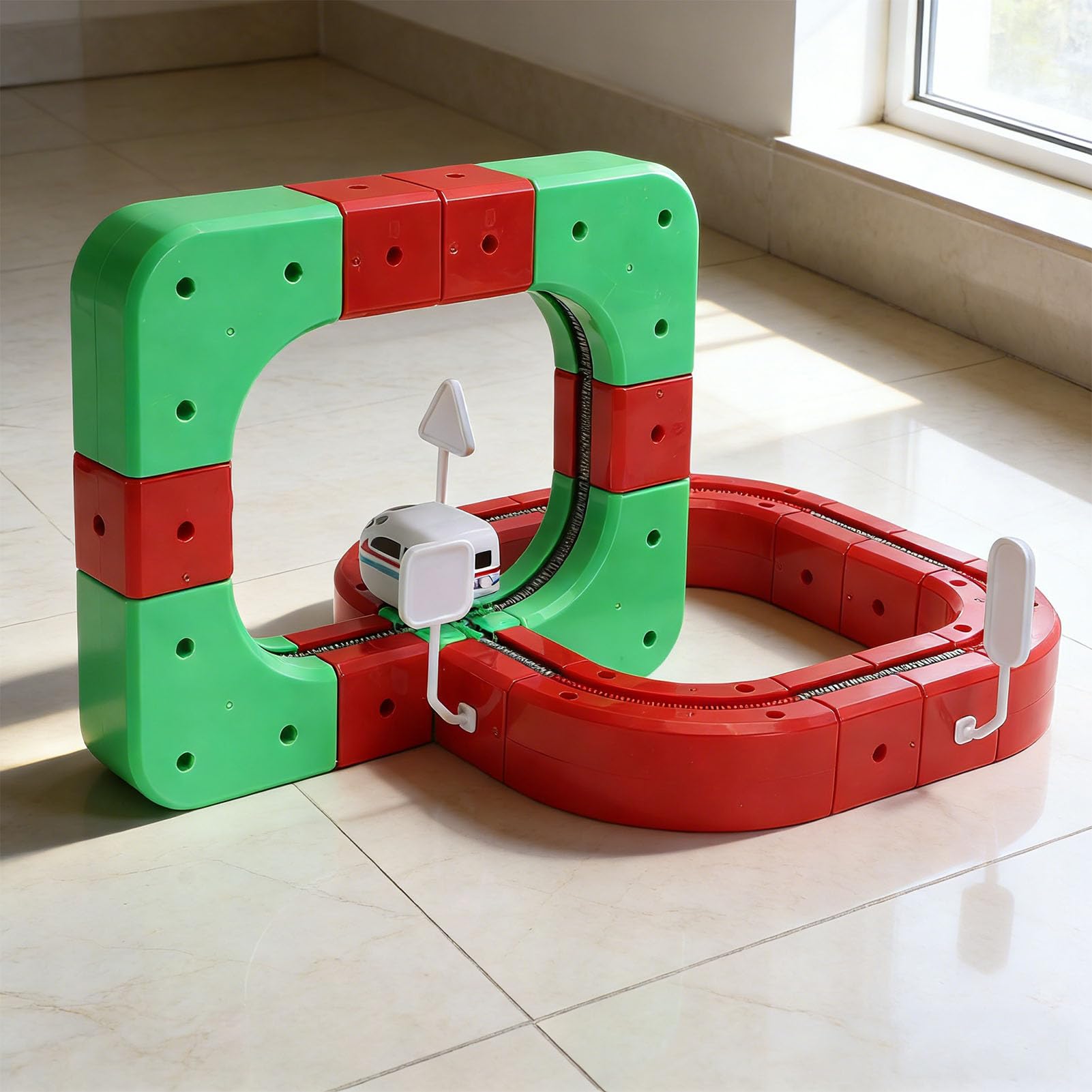 Jiawu Treno Elettrico 3D, Design Flessibile Che Sfida la gravità Binario Ferroviario Che Sfida la gravità, Binario Ferroviario 3D con 23 Accessori per Binari e 16 Accessori per Cartelli per Bambini