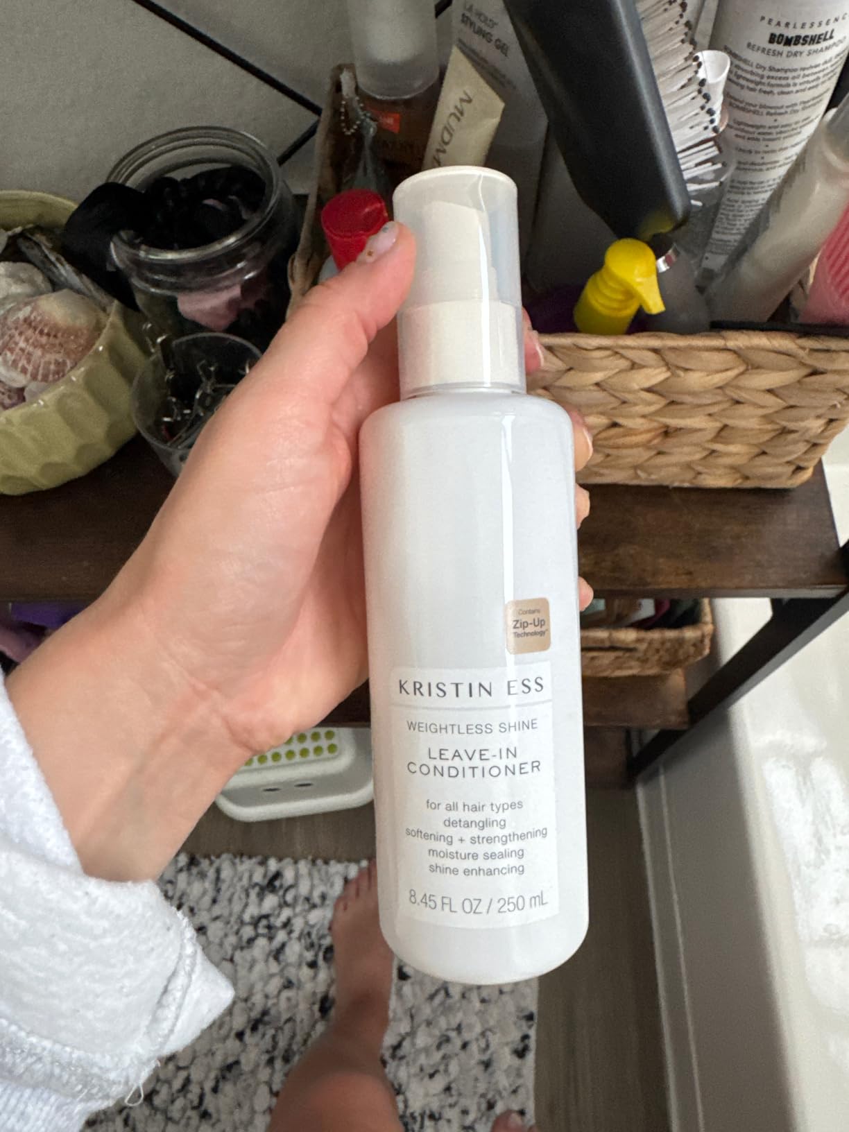 Kristin Ess Hair Hydrating Salon Leave In Conditioner Spray for Strength + Shine - Lightweight Anti Frizz Detangler for Women - Sulfate Free + Color Safe - Castor Oil Moisture Bond Repair Spray