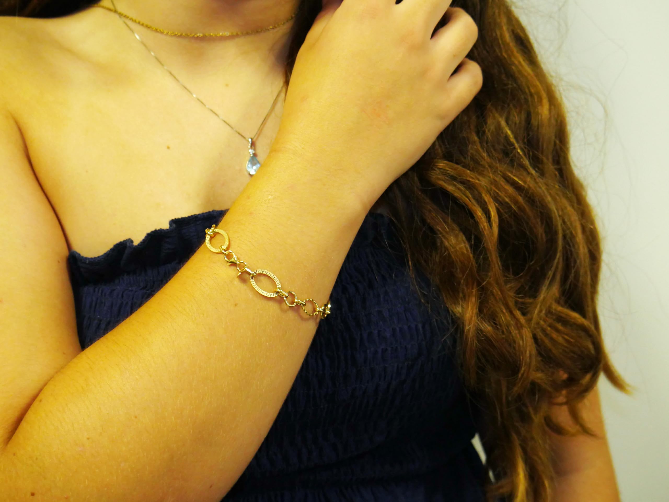 Never Say Never Pulsera para mujer de oro amarillo mate y brillo de 18k con cadena de eslabones ovalados y detalle de greca, 1.10 cm de ancha, largo 19.00 cm. 2.80 gr de oro de 18k.