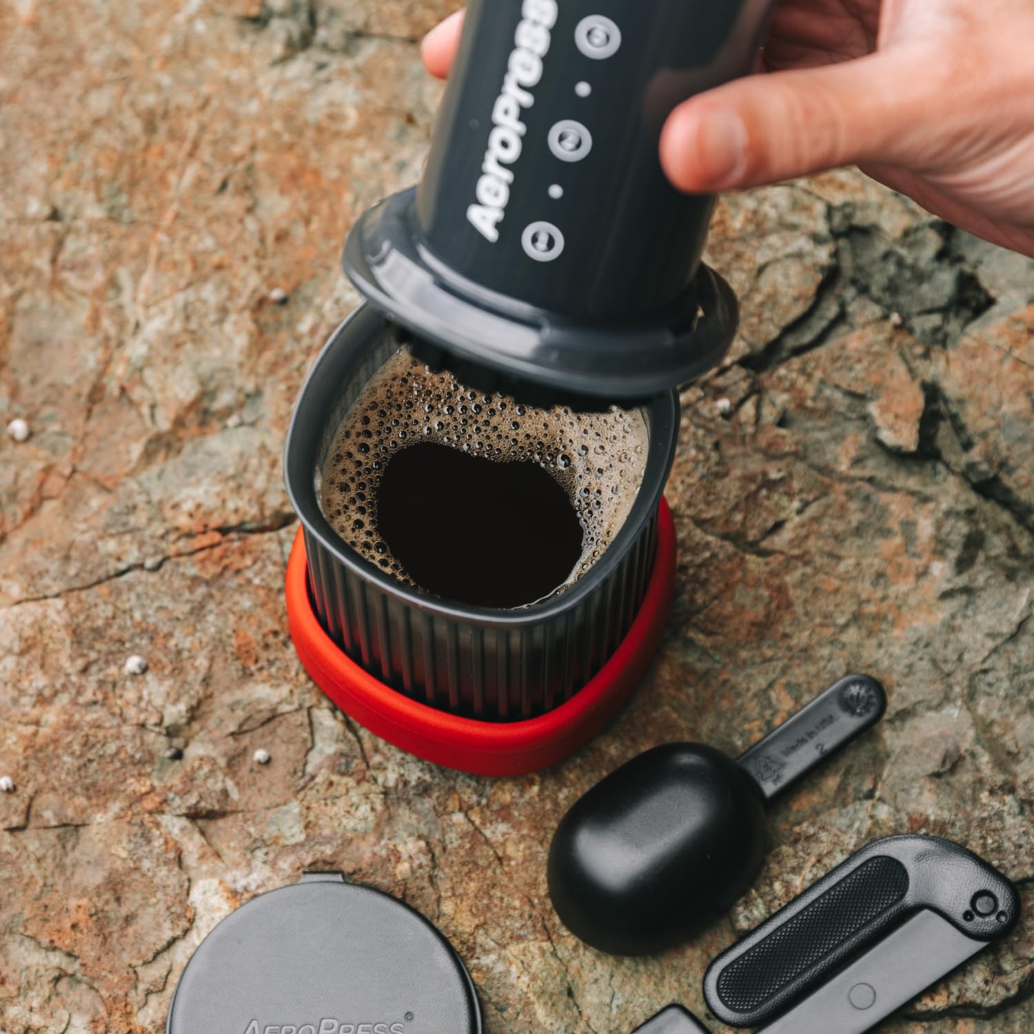 AeroPress Go cafetière portable extra-petite, idéale pour voyage, randonnée & camping, presse française tout-en-un, cafetière manuelle filtre & expresso, infusion en 2 min