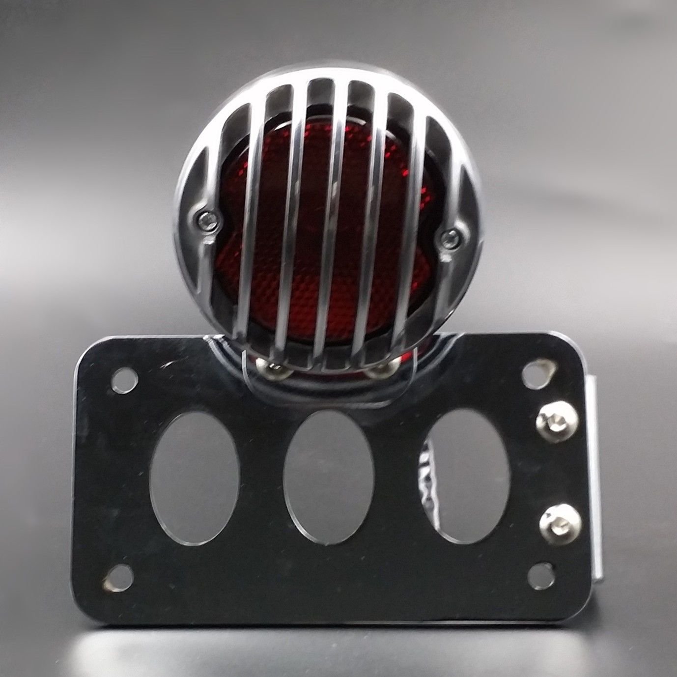 Moto Grill Vintage Retro Montage de l'essieu latéral Plaque d'immatriculation Stop Lampe de feu arrière (Chrome)