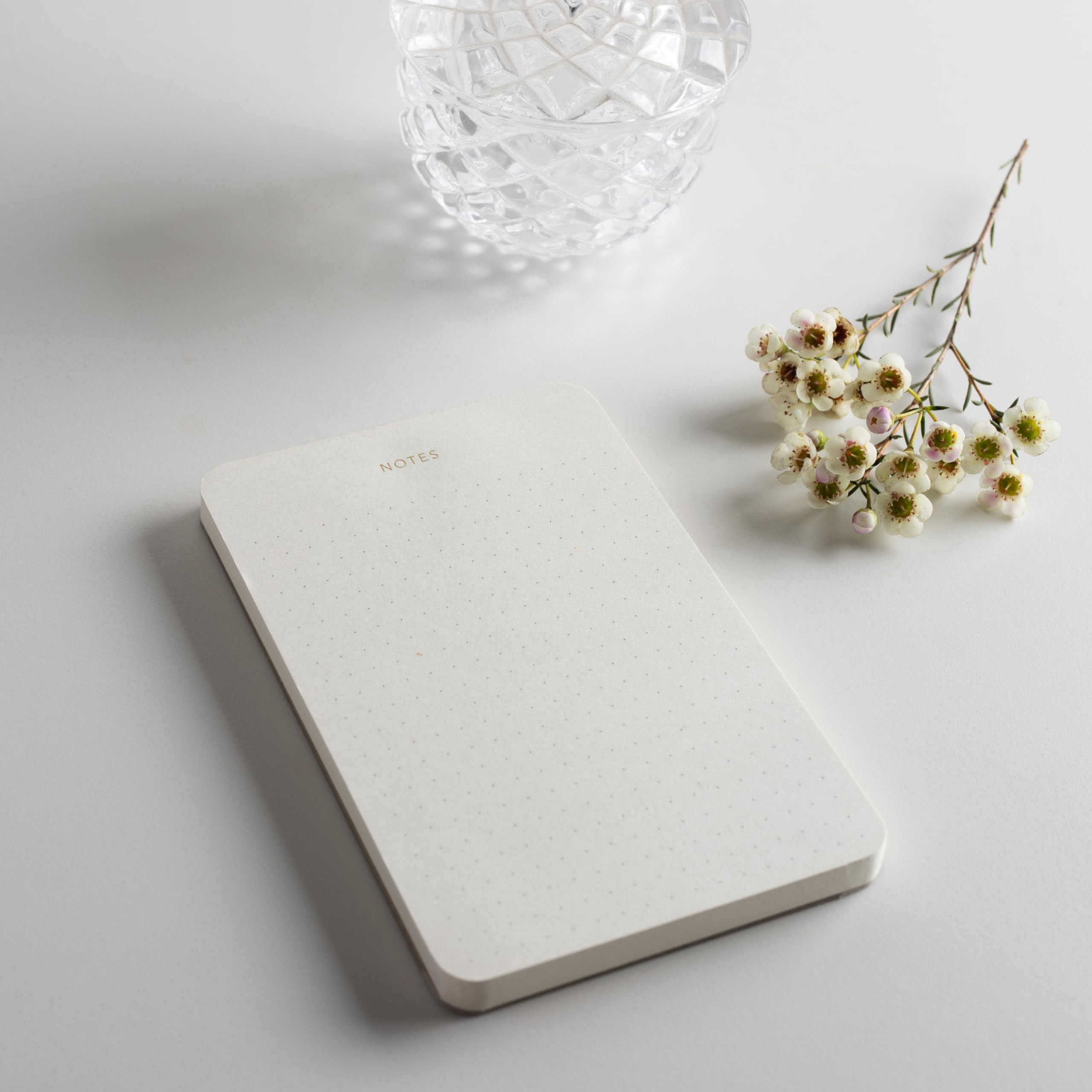 Pinesman Elegante Schreibtisch-Notizblöcke für Profis, minimalistisch, Goldfolie, gepunktetes Layout, 3er-Pack, insgesamt 225 Blatt (je 75), 16 x 9,9 cm, 95 g/m², umweltfreundlich, FSC™-zertifizierter