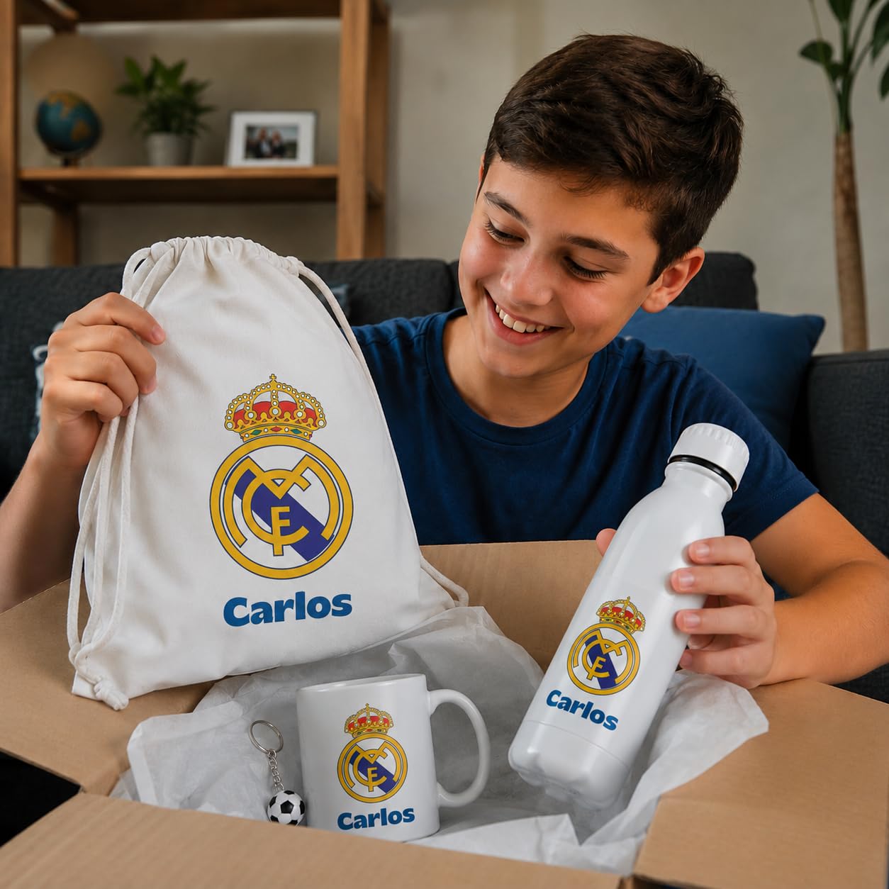Genérico Conjunto de Regalo Madrid Personalizado - Lote para Fans de Fútbol - Ideal para Niño Hombre o Mujer - Personalización con nombre (Botella + Mochila + Taza + Llavero)