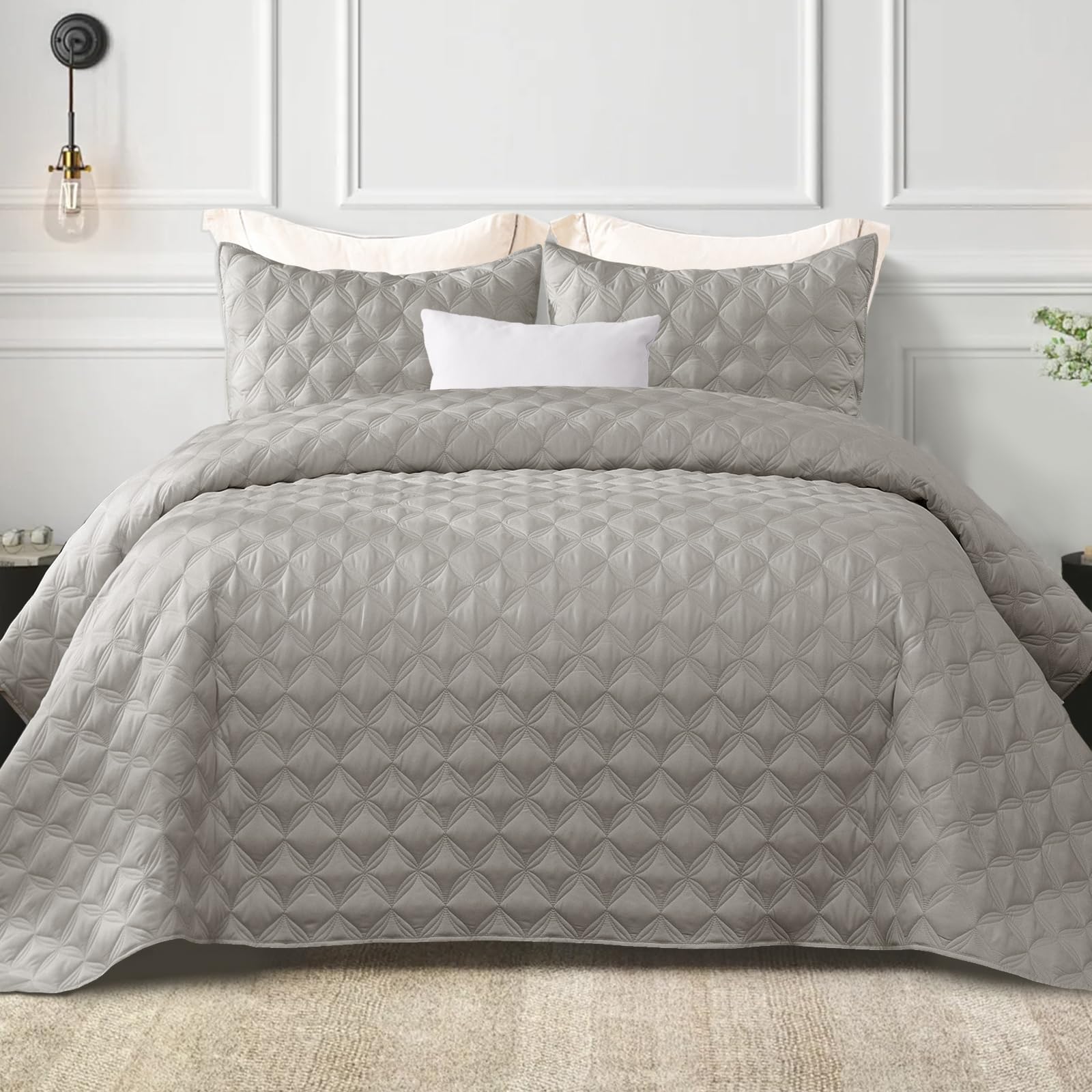 Exclusivo Mezcla Light Grey Quilt Set King Size (104"x96"), Lightweight Summer Quilt King for All Seasons, Soft Modern Geometric Bedspread Coverlet, 3 Piece (1 Quilt, 2 Pillow Shams)