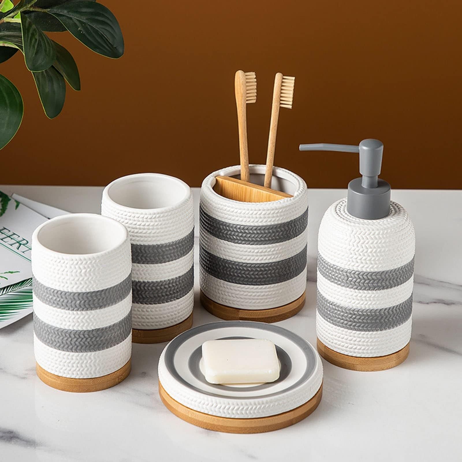 Set di accessori per il bagno Set di accessori for il bagno moderno con dispenser, portasapone, portaspazzolino e bicchiere Arredamento per gli affittuari