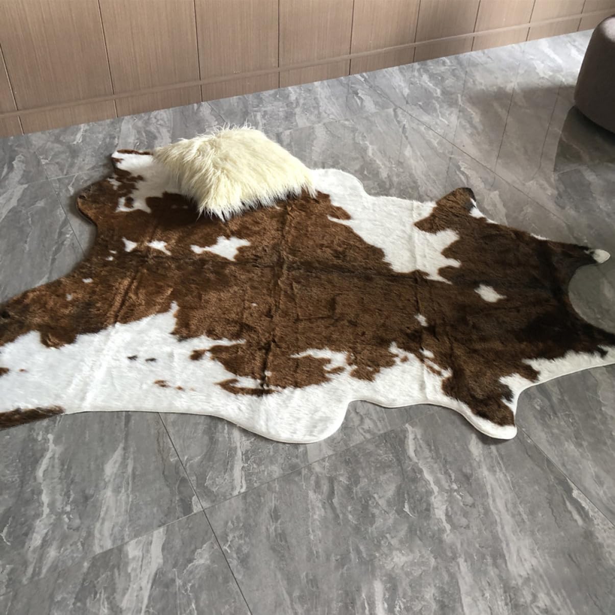 Tapis Doux Imitation Peau de Vache Marron Moelleux pour Salon et Chambre, Moquette Lavable Légère et Réutilisable, Décoration Maison Chaleureuse
