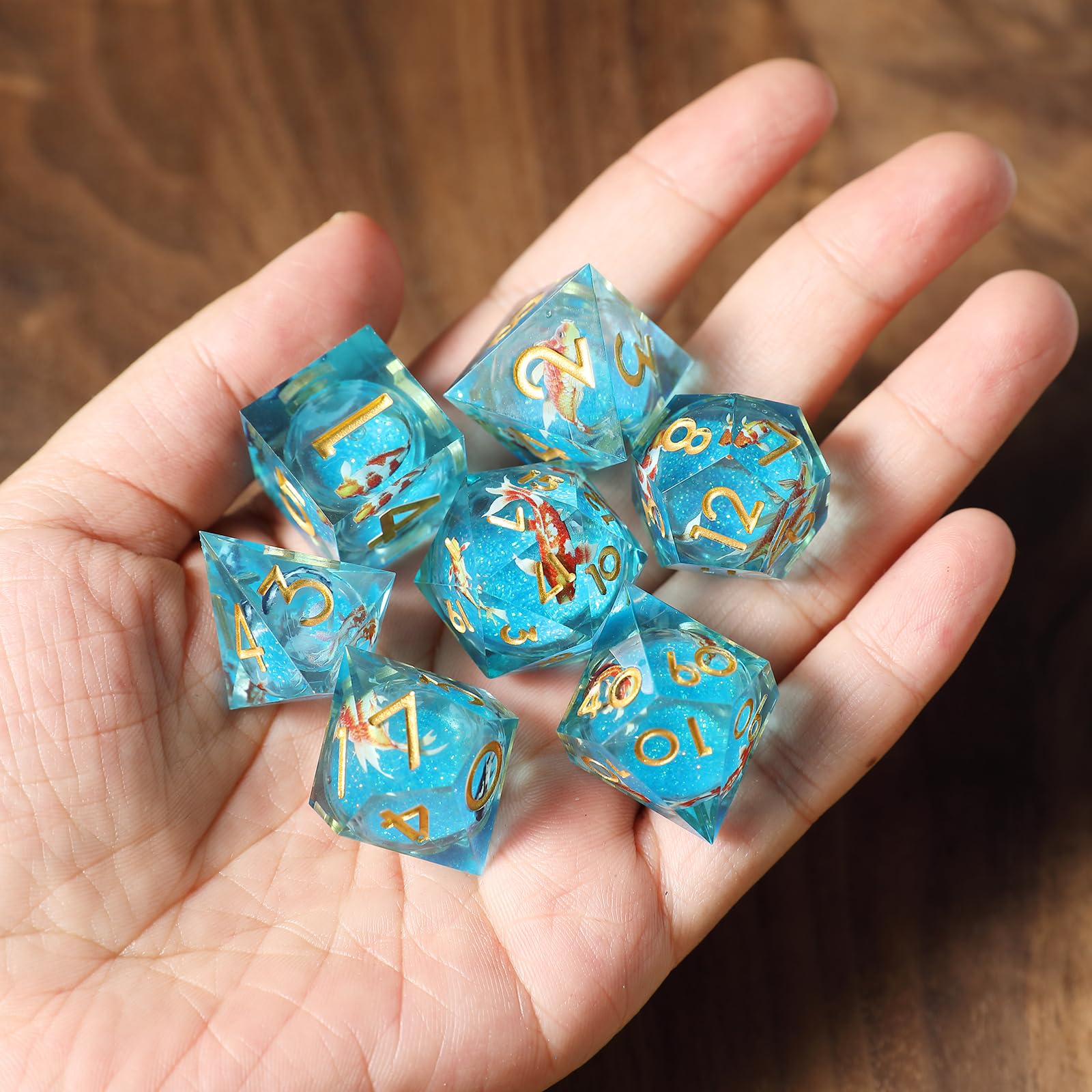 Liquid Core - Set di dadi poliedrici in resina con bordi affilati, 7 pezzi, a tema Koi Fish Ocean, per giochi di ruolo di dungeons and Dragons