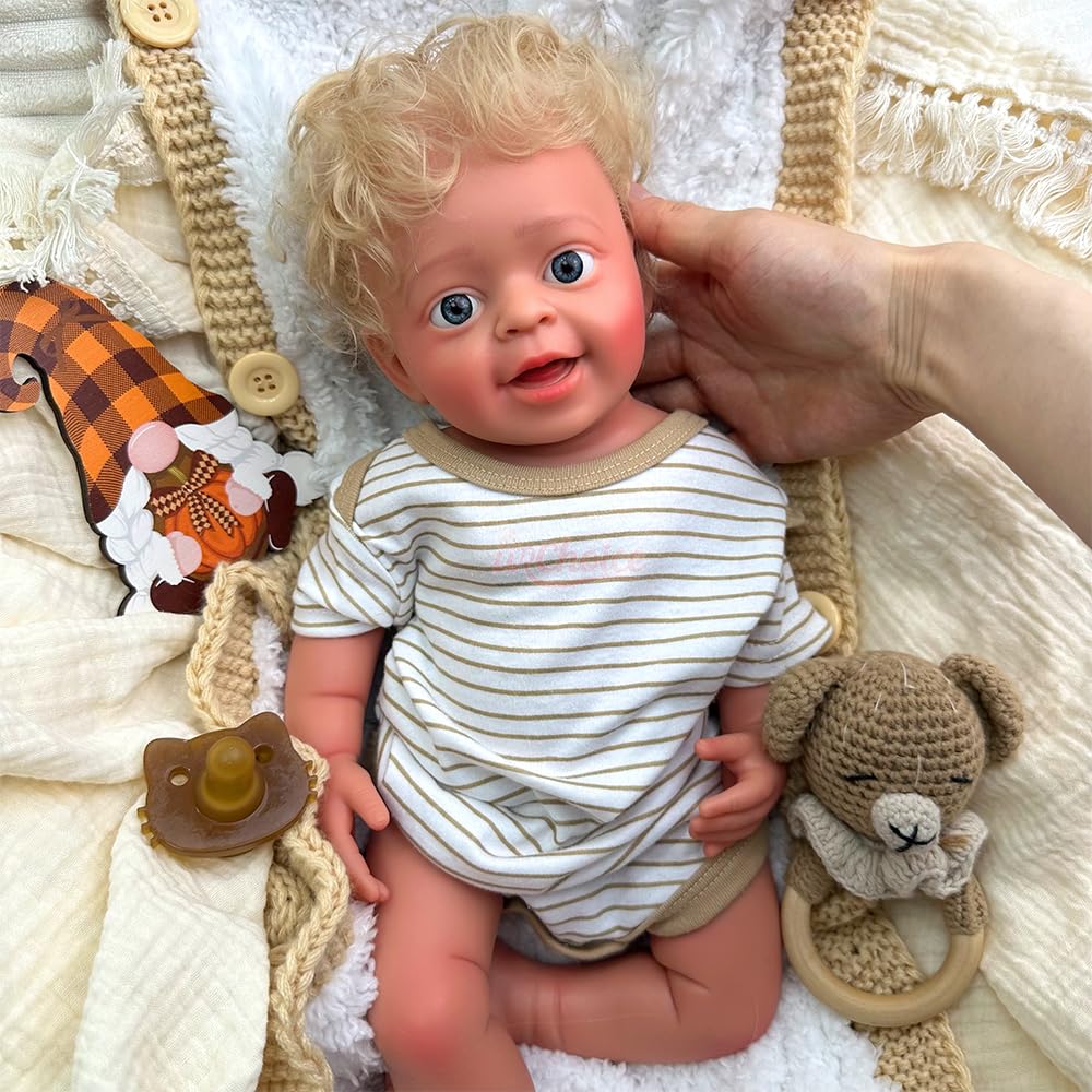 Reborn-Babypuppe (Junge) mit gebräunter Haut und geöffnetem Mund – Waschbarer Vollsilikonkörper mit gerootetem Haar und Leuchtend blauen Augen – In Geschenkbox für Kinder ab 3 Jahren