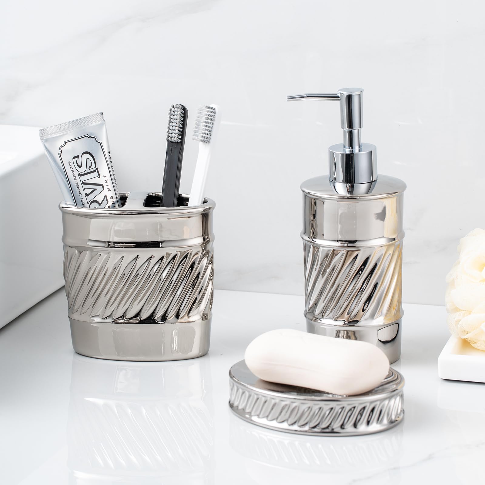 Juego de accesorios de baño de cerámica de 3 piezas, dispensador de jabón, soporte para cepillo de dientes y jabonera con diseño moderno en relieve de ondas para juego de accesorios de baño (plateado)