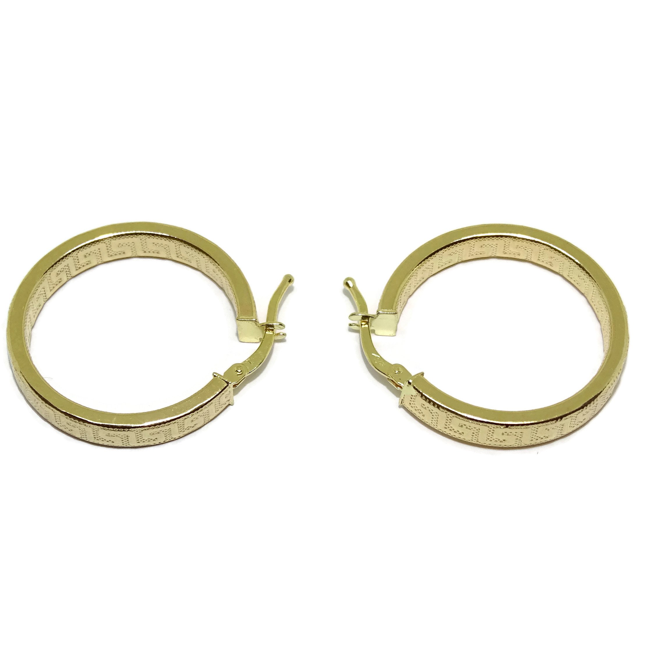 Orecchini a cerchio in oro giallo 18 k con greca, design tubolare schiacciato da 4 mm e 2,2 cm di diametro esterno Chiusura facile a scatto. Peso: 2 g d’oro 18 carati.