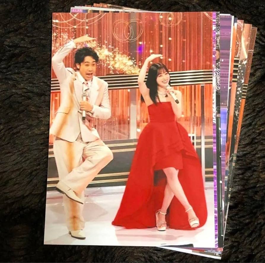 Amazon.co.jp: 橋本環奈 写真 L判 20枚セット 紅白衣装 : おもちゃ