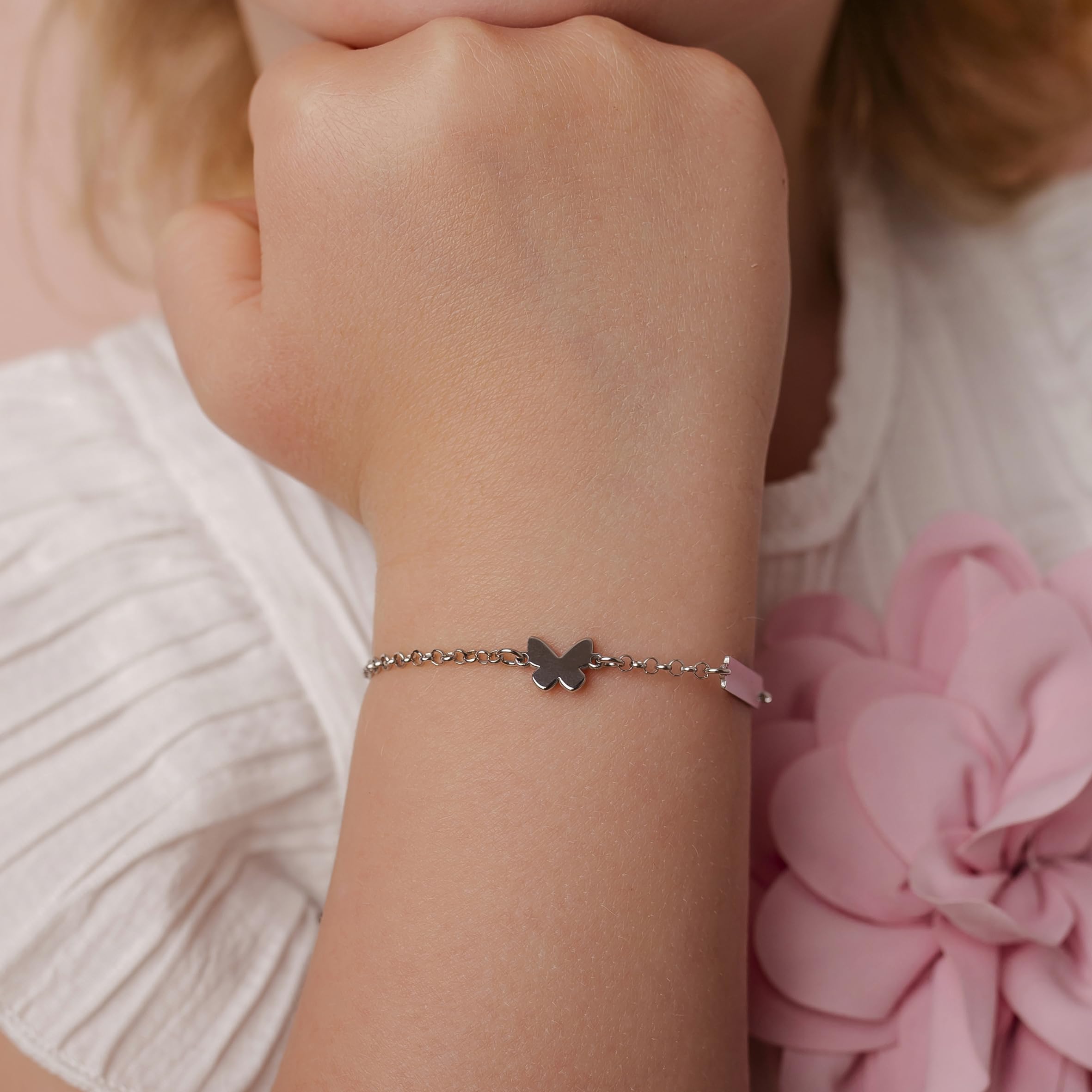Sakrami Pulsera para Niña en Plata de Ley 925 + Placa Personalizable con Grabado de Nombre + Colgantes Esmaltados de Flor y Mariposa + Idea de Regalo para Nacimiento, Bautizo, Comunión, Cumpleaños