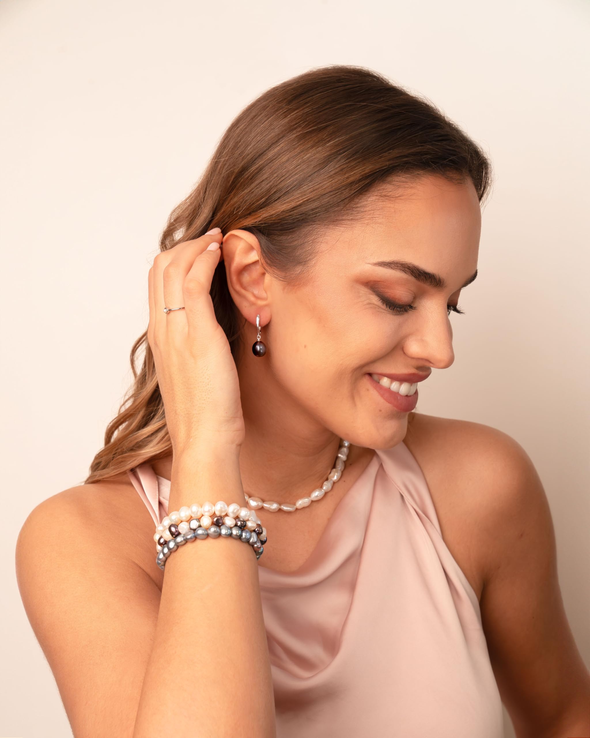 Secret & You Perlenarmband mit weißen oder bunten barocken Süßwasserzuchtperlen - Perlen sind 8-9 mm 22 Perlen insgesamt -18cm Elastisches Band - In verschiedenen Farben erhältlich