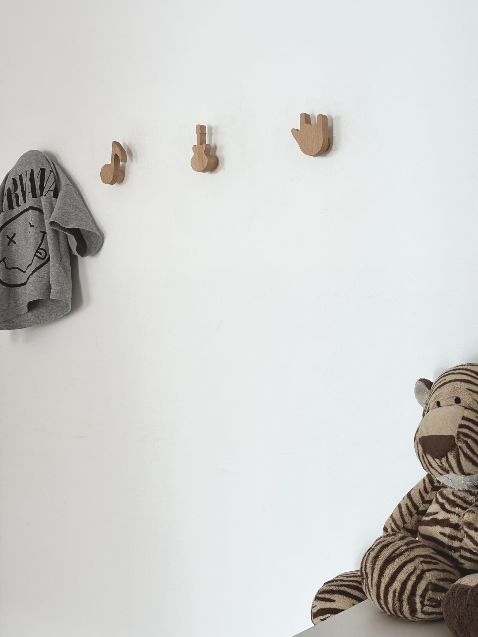 Noti Perchero Infantil Pared Madera Juego de 3 Percheros Infantiles | Colgador infantil pared en madera; diseño de notas musicales con bordes redondeados, ideal para chaquetas.