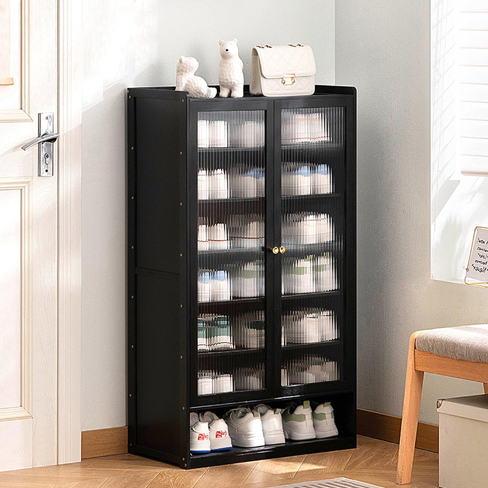 Meuble à chaussures en rotin respirant pour optimiser le rangement dans un couloir étroit