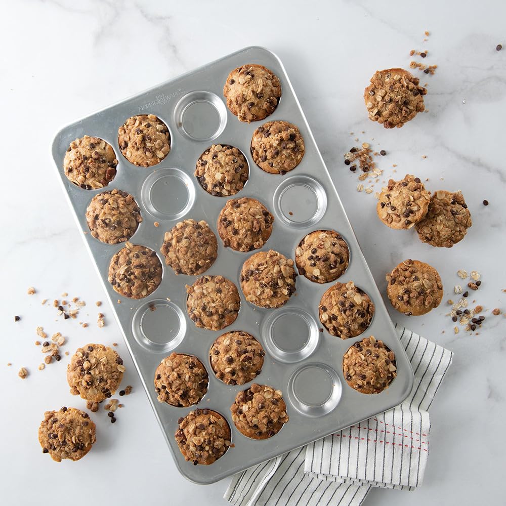 Nordic Ware Naturals mała foremka do muffinek - srebrna