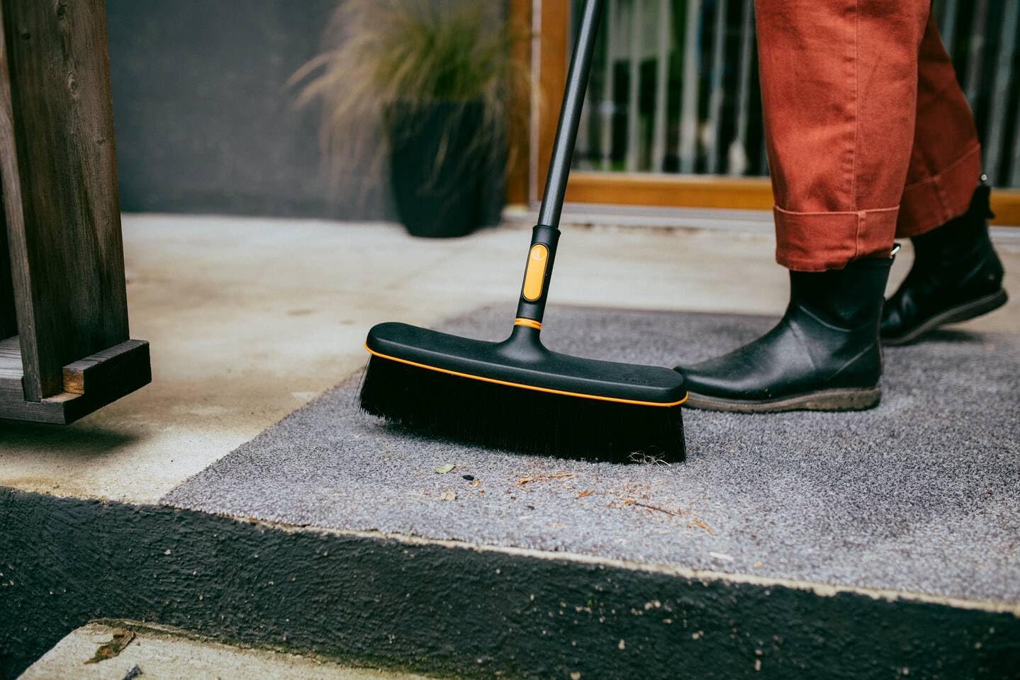 Fiskars OneClick Feinbesen, Terrassenbesen-Aufsatz mit weichen Borsten, Müheloses Wechseln mit nur einem klick, Für Holzdecks und Betonböden, Schwarz/Orange, 1080700