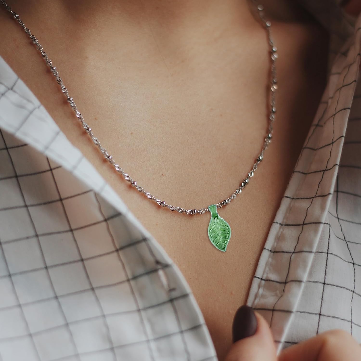 Larrel 100 Pcs Green Leaf Beads, Transparent Acrylic Leaves Pendants Tiny Green Leaf Bead Caps with Hole for Jewelry Making DIY Spring Crafts Earring Bracelet Wind Chimes - Image 7