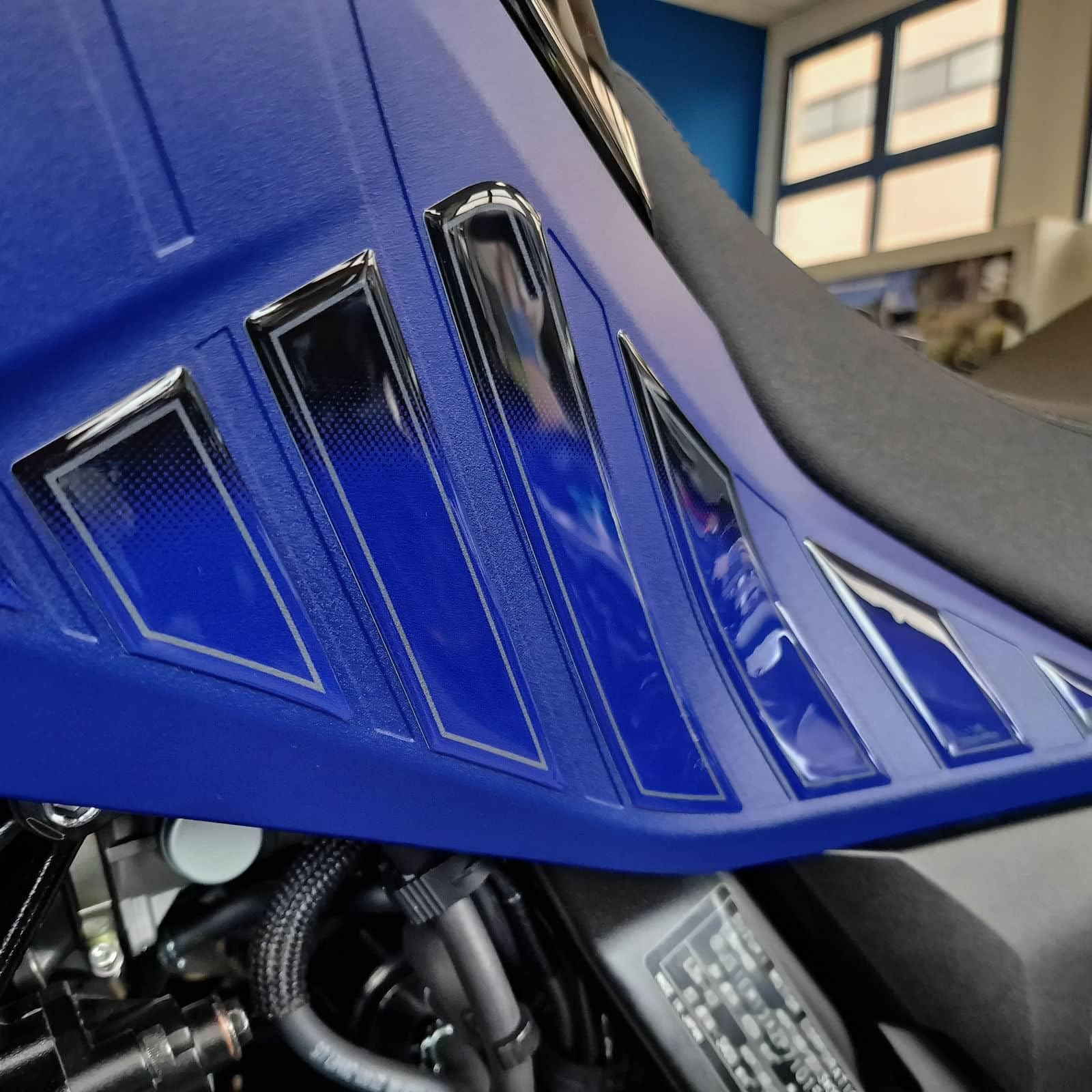 Resin Bike Naklejki Moto kompatybilne z Suzuki V-Strom 800 DE 2023-2024 Black/Blue. Chronią Osłony boczne zbiornika przed uderzeniami i zadrapaniami. Naklejki żywiczne z efektem 3D