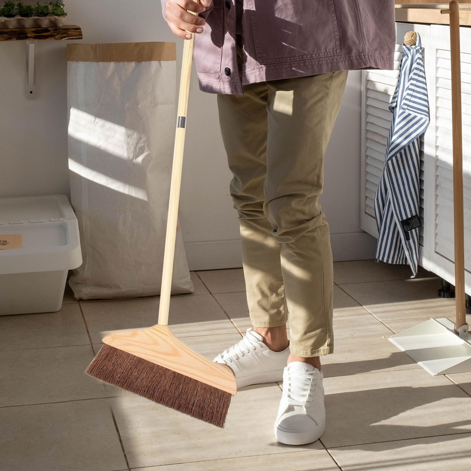 Yardwe Scopa in Legno e Fibra di Palma Manico per Pulizia Pavimenti, Lato Piatto Stabile e Foro Creativo per Appendere, per Uso Domestico