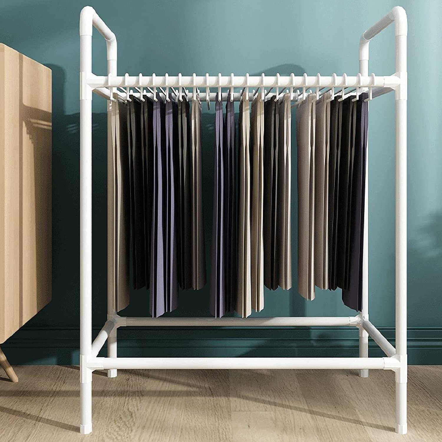 Petits espaces et dortoirs : le portant à pantalons pour gagner de la place